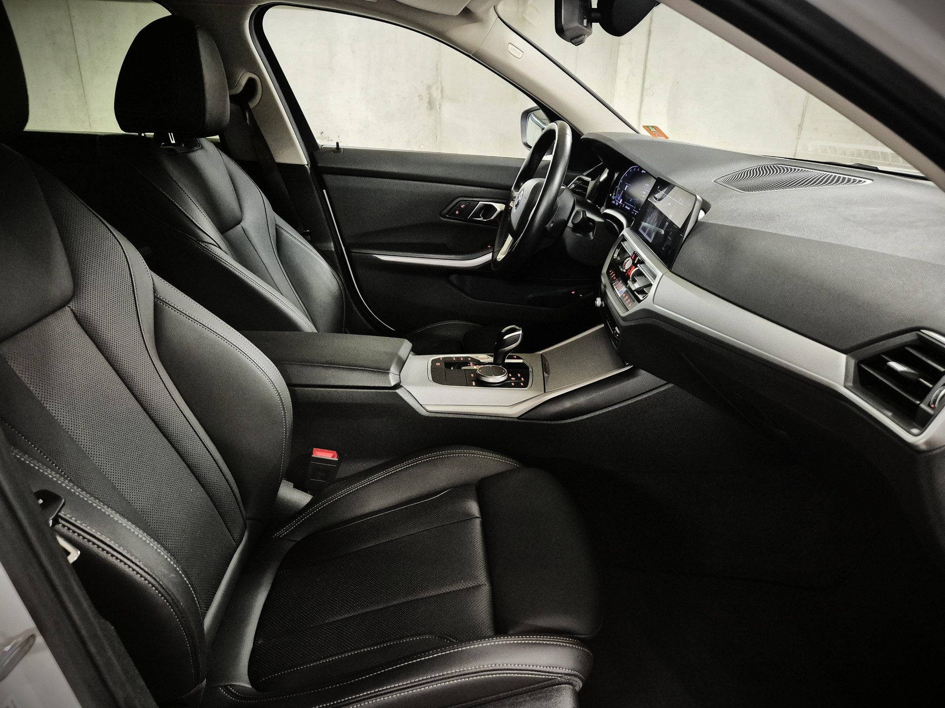 BMW 330e Touring Steptronic-image-11