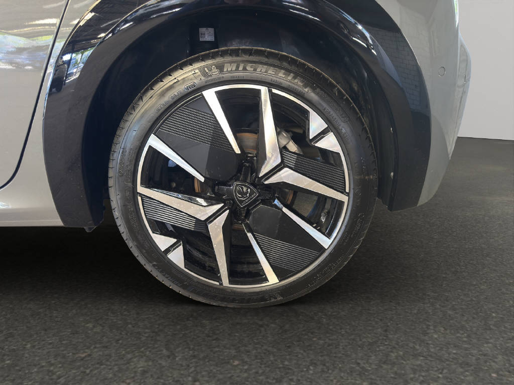 PEUGEOT 208 1.2 Hybrid 145 GT-image-14