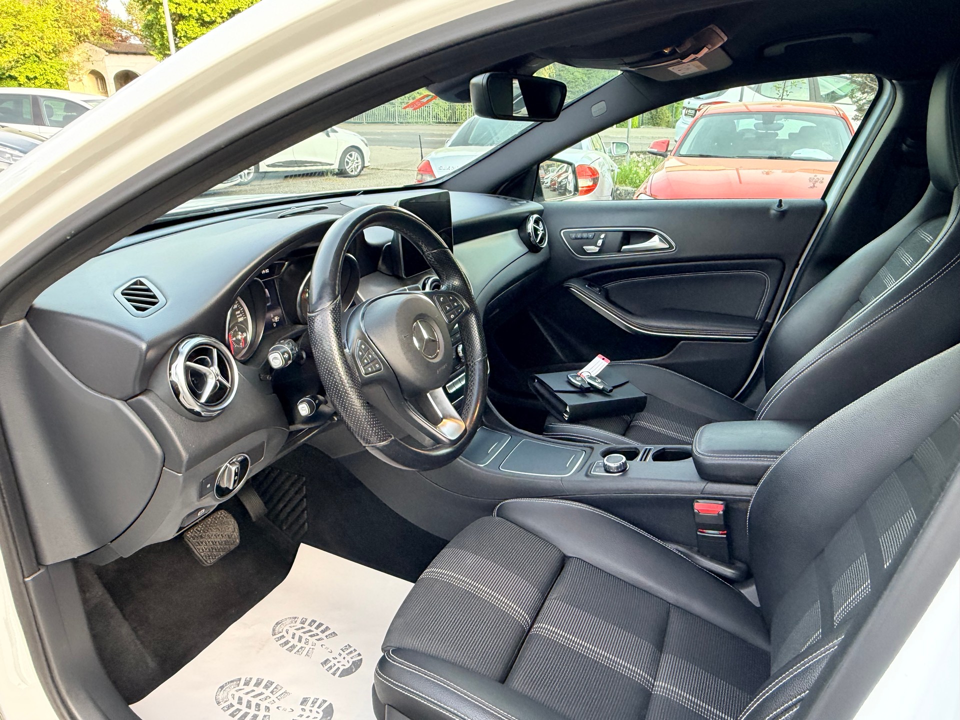 MERCEDES-BENZ GLA 200 Night Star 7G-DCT-image-17