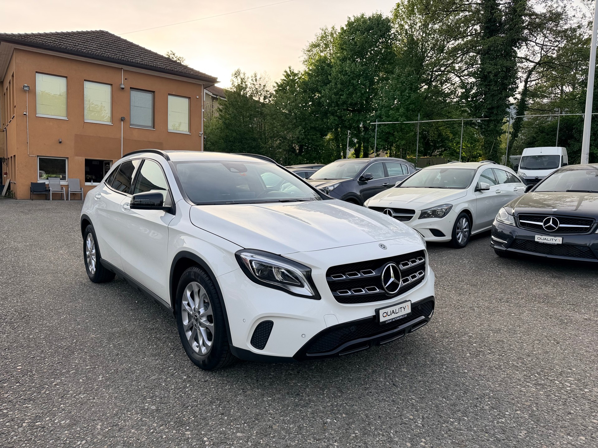 MERCEDES-BENZ GLA 200 Night Star 7G-DCT-showroom-element-1