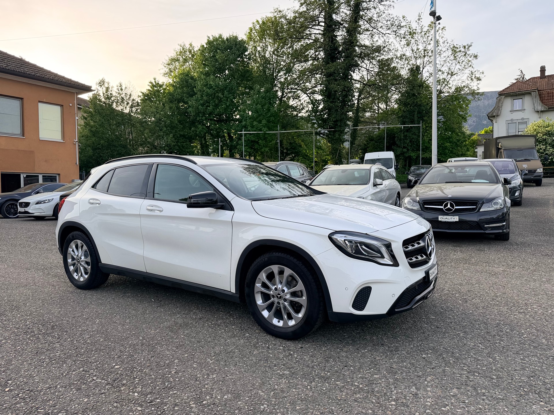 MERCEDES-BENZ GLA 200 Night Star 7G-DCT-showroom-element-3