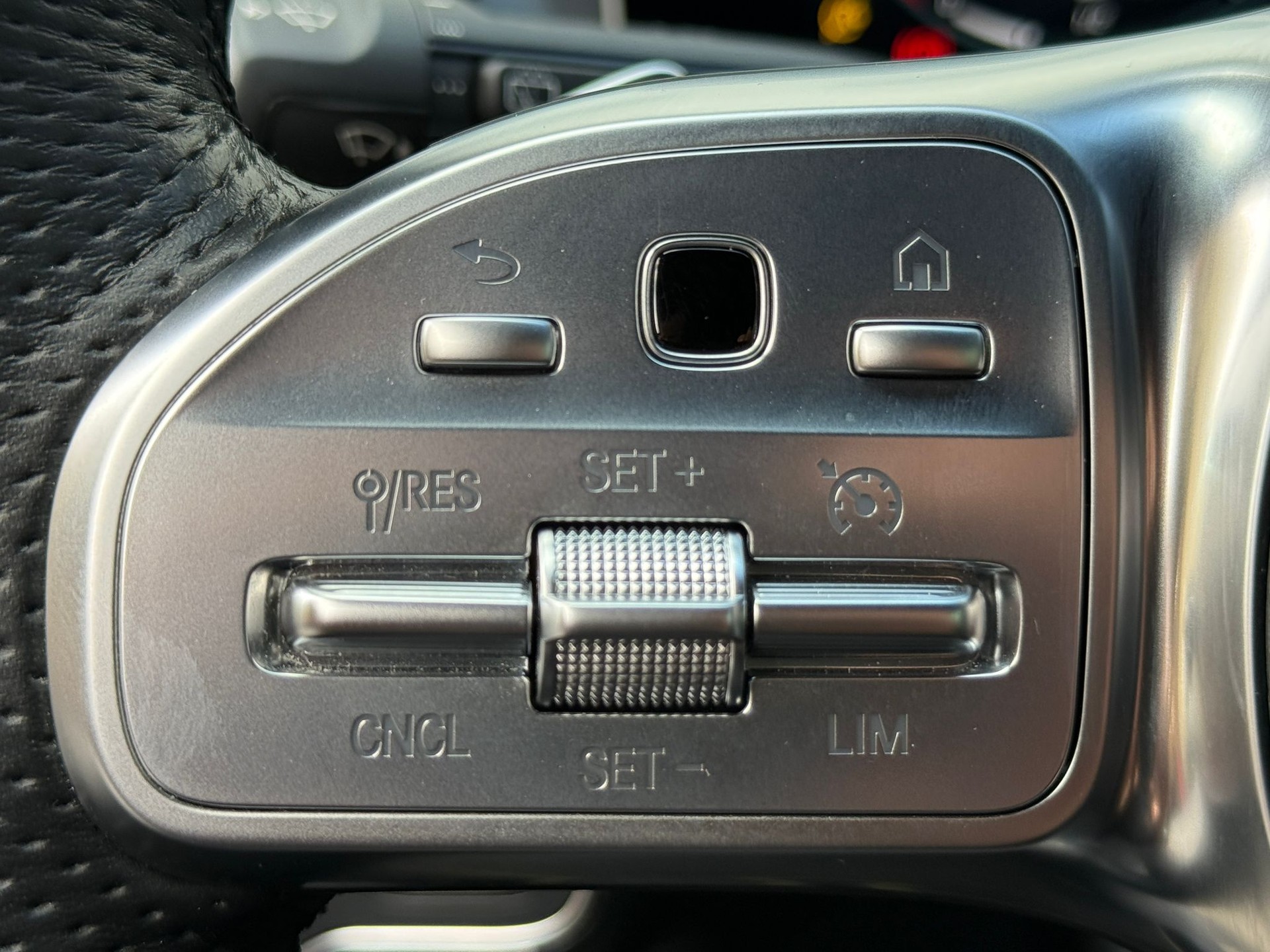 MERCEDES-BENZ A 200 d AMG Line Edition-image-20