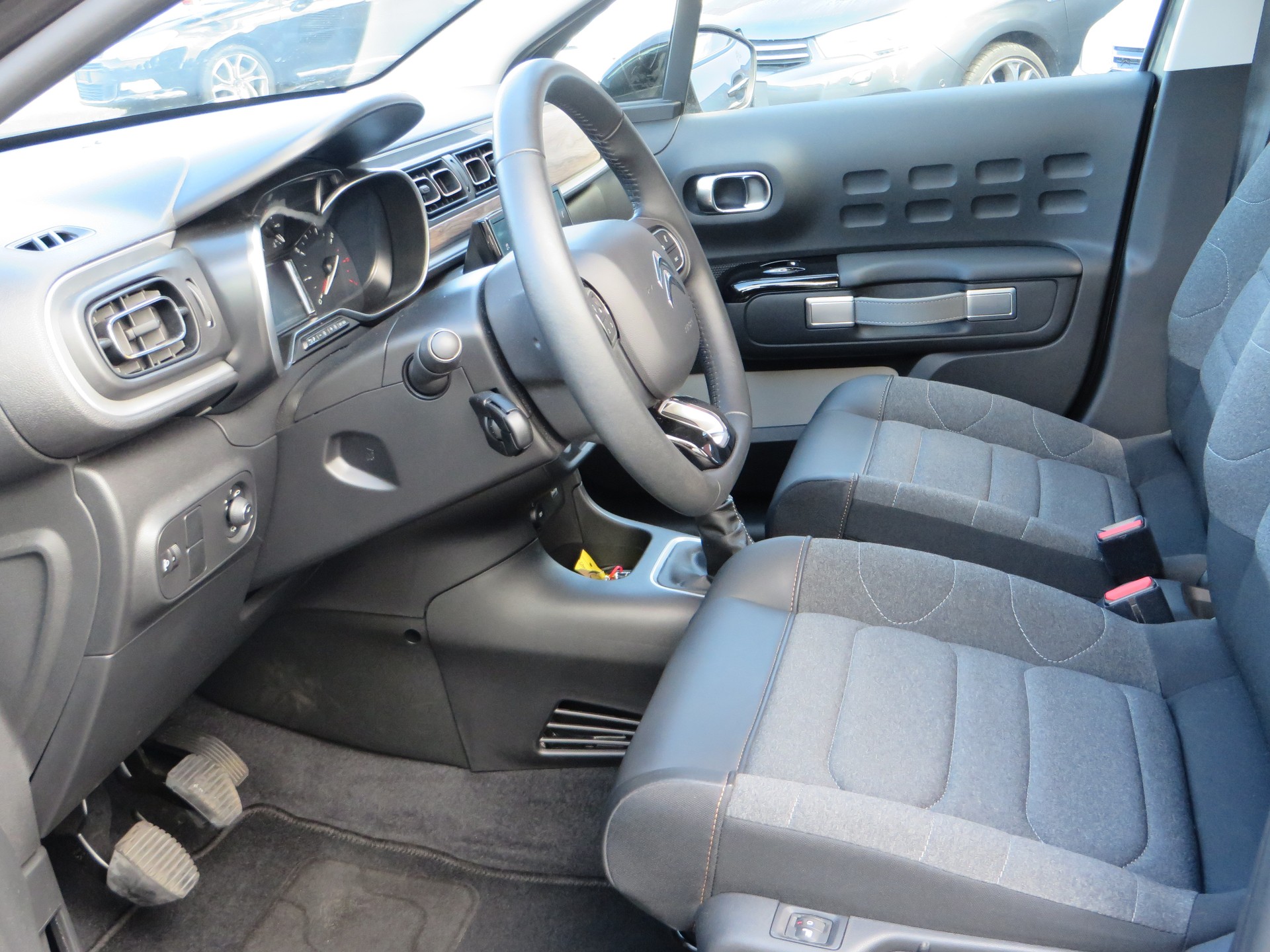 CITROEN C3 1.2i PureTech Shine-image-5