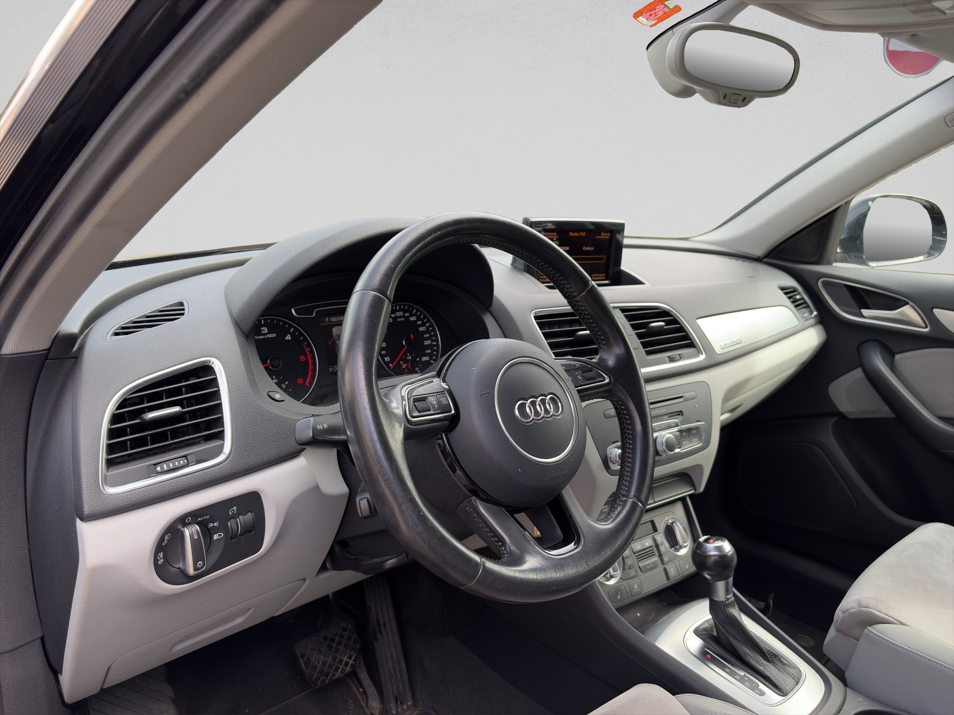 AUDI Q3 2.0 TDI quattro S-tronic-image-14