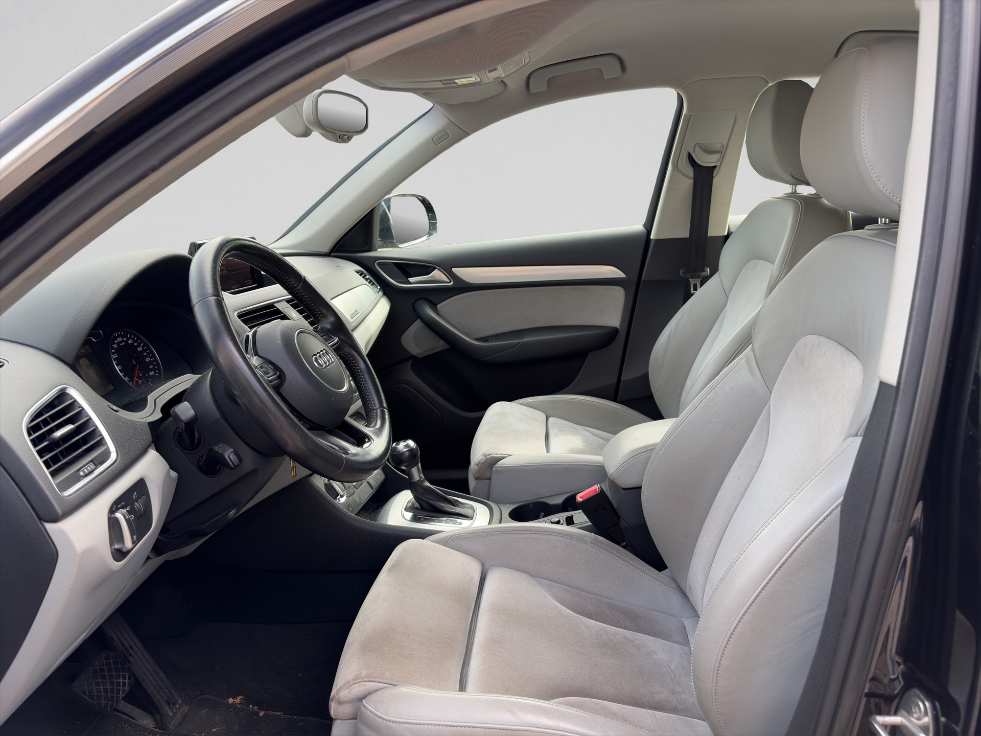 AUDI Q3 2.0 TDI quattro S-tronic-image-9