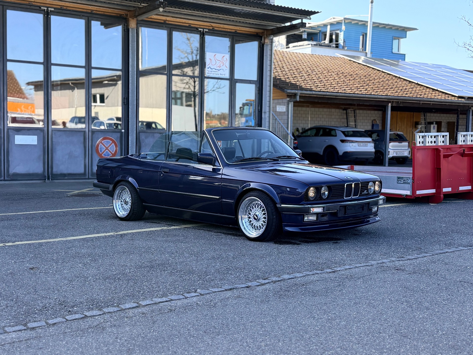 BMW 325i Cabrio-showroom-element-1