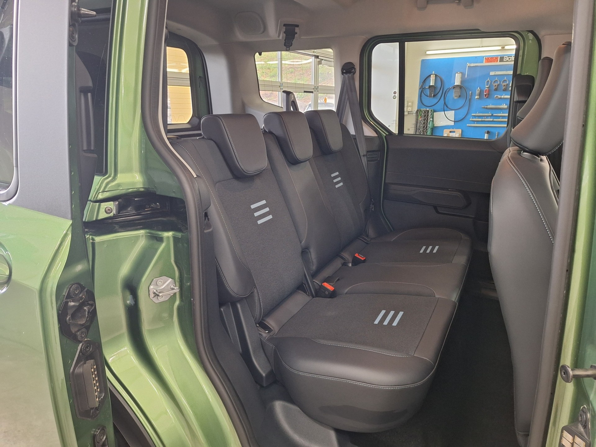 FORD Tourneo Courier Elektro 54kWh Active⚡CH-Auslieferung mit Garantie bis August 2028 / Anhängerkupplung⚡-image-25
