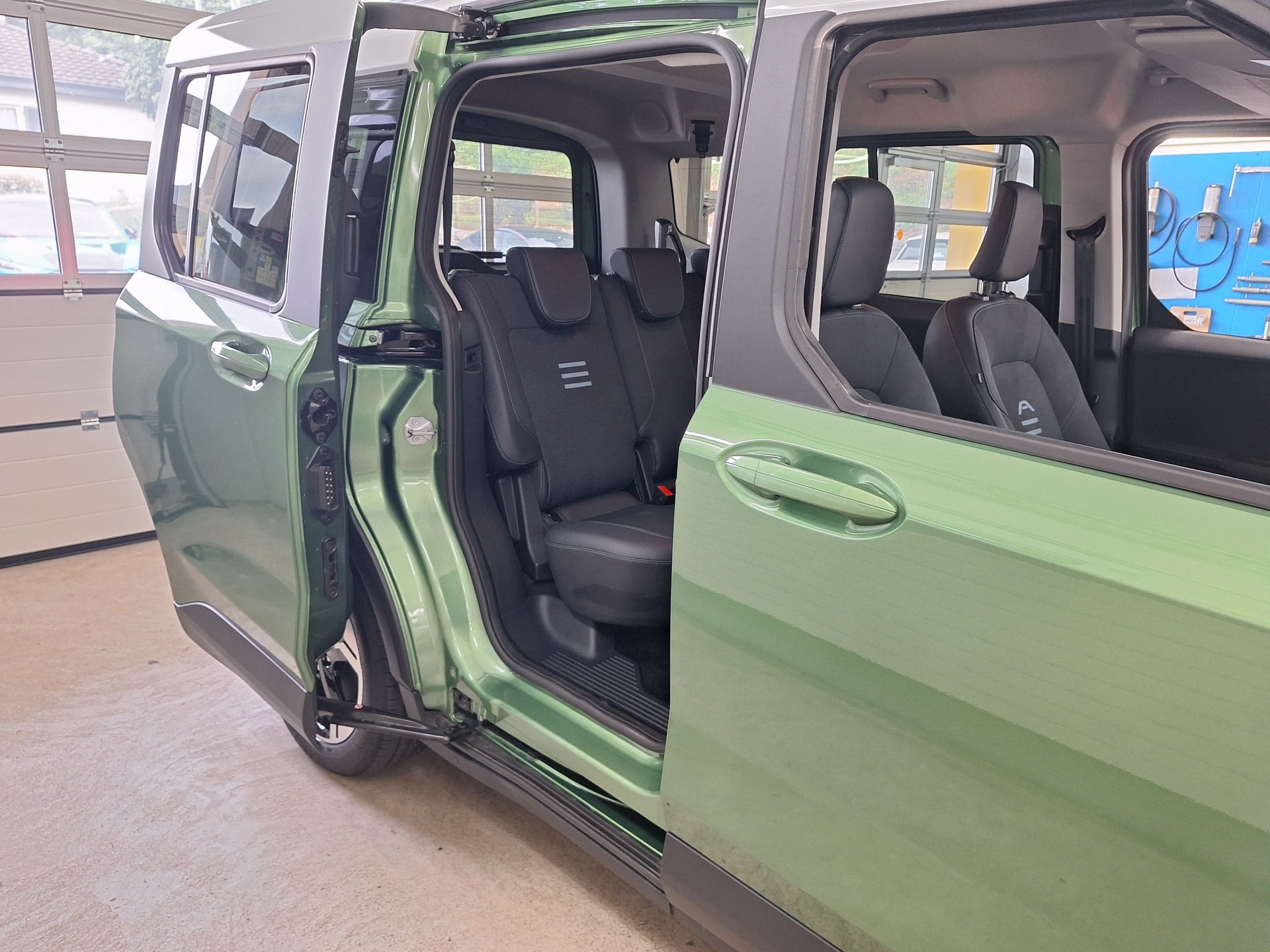 FORD Tourneo Courier Elektro 54kWh Active⚡CH-Auslieferung mit Garantie bis August 2028 / Anhängerkupplung⚡-image-8