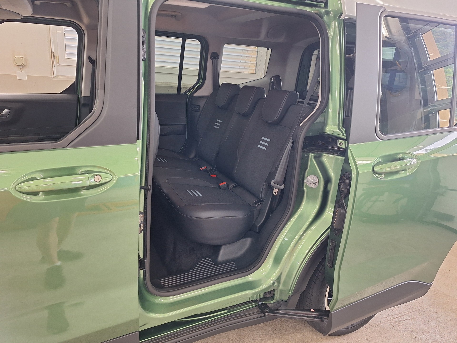 FORD Tourneo Courier Elektro 54kWh Active⚡CH-Auslieferung mit Garantie bis August 2028 / Anhängerkupplung⚡-image-7