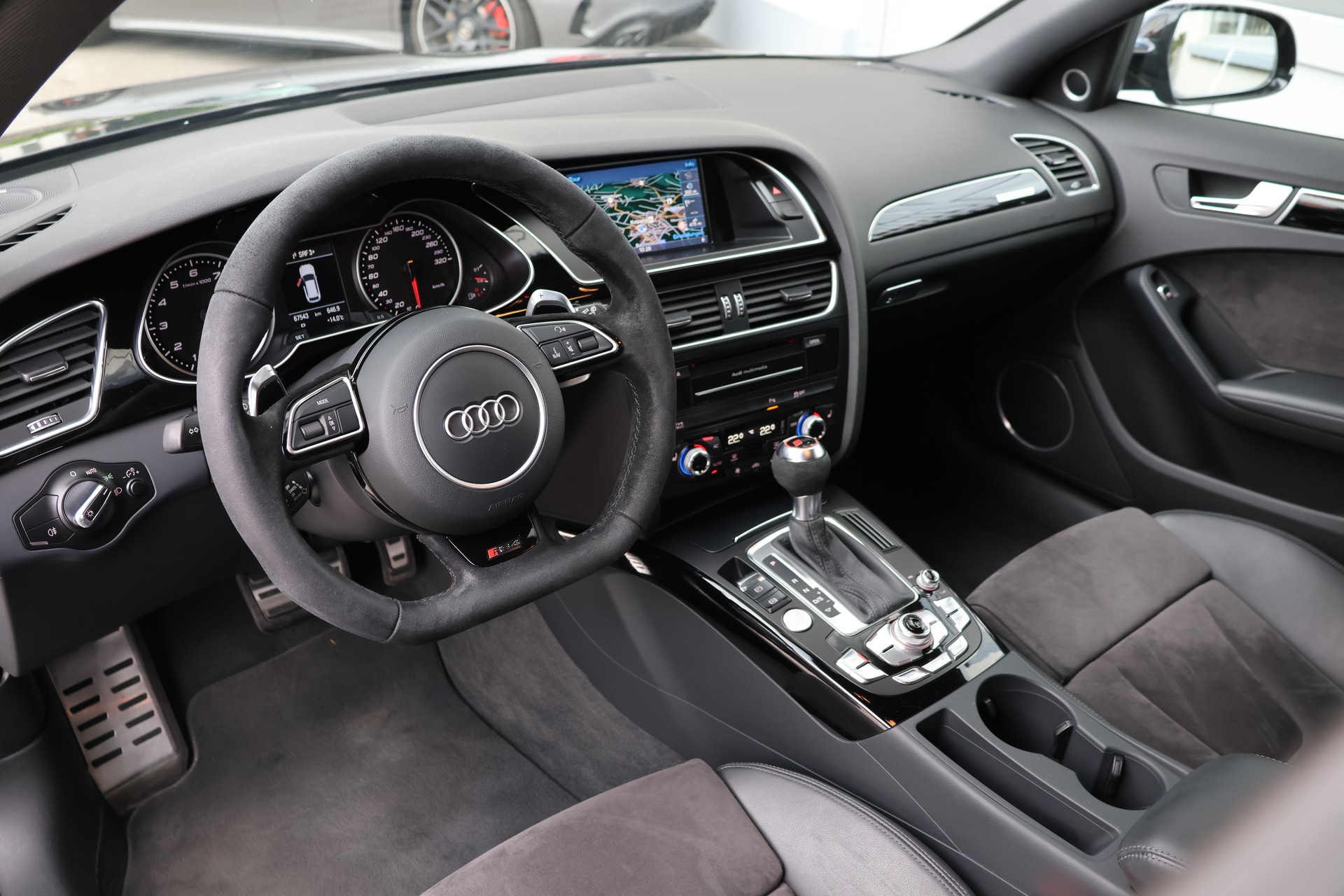 AUDI RS4 Avant 4.2 FSI V8 quattro S-tronic (CH) *1.Hand*-image-9