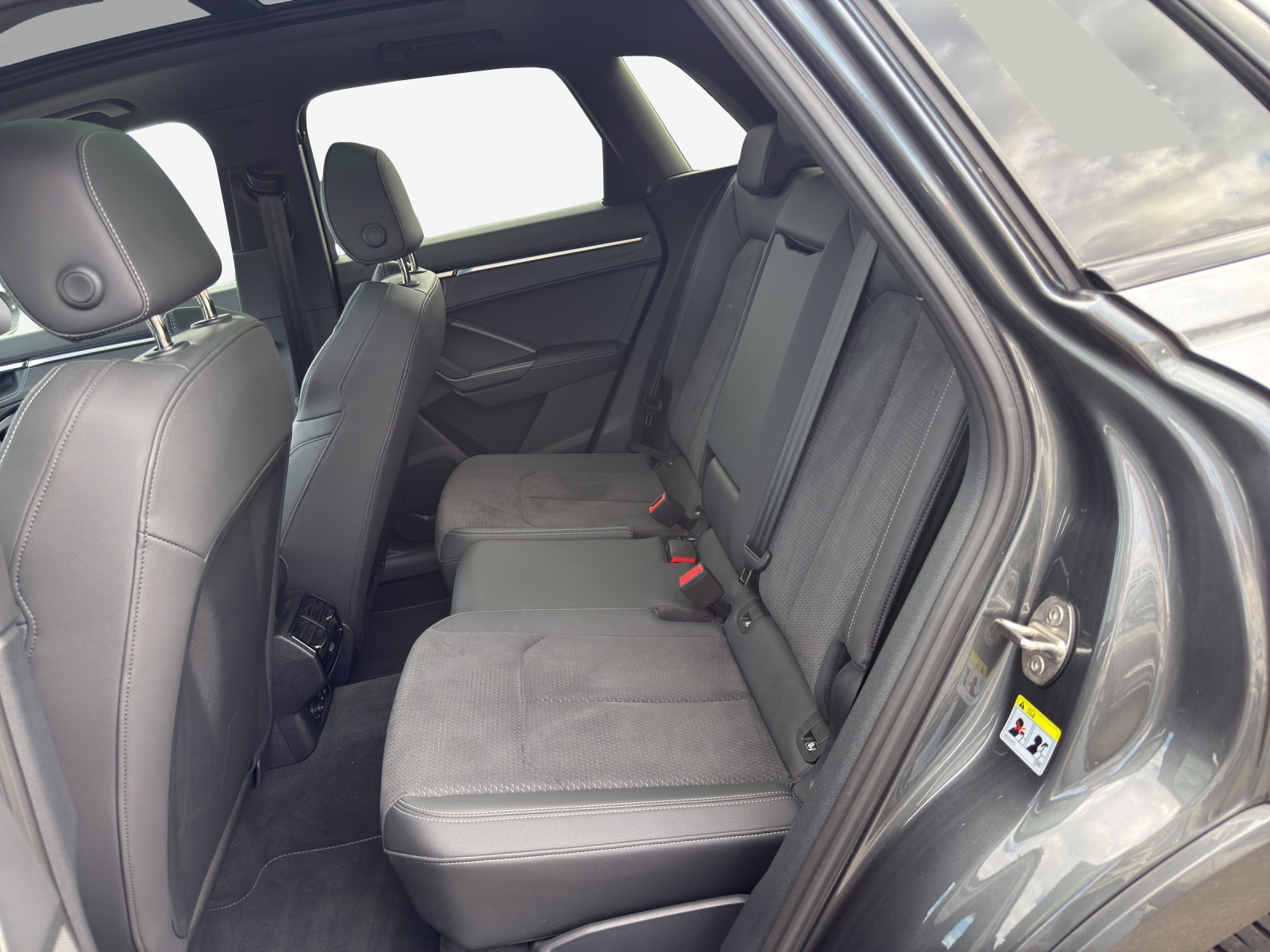 AUDI Q3 45 TFSI e S line S-tronic-image-12