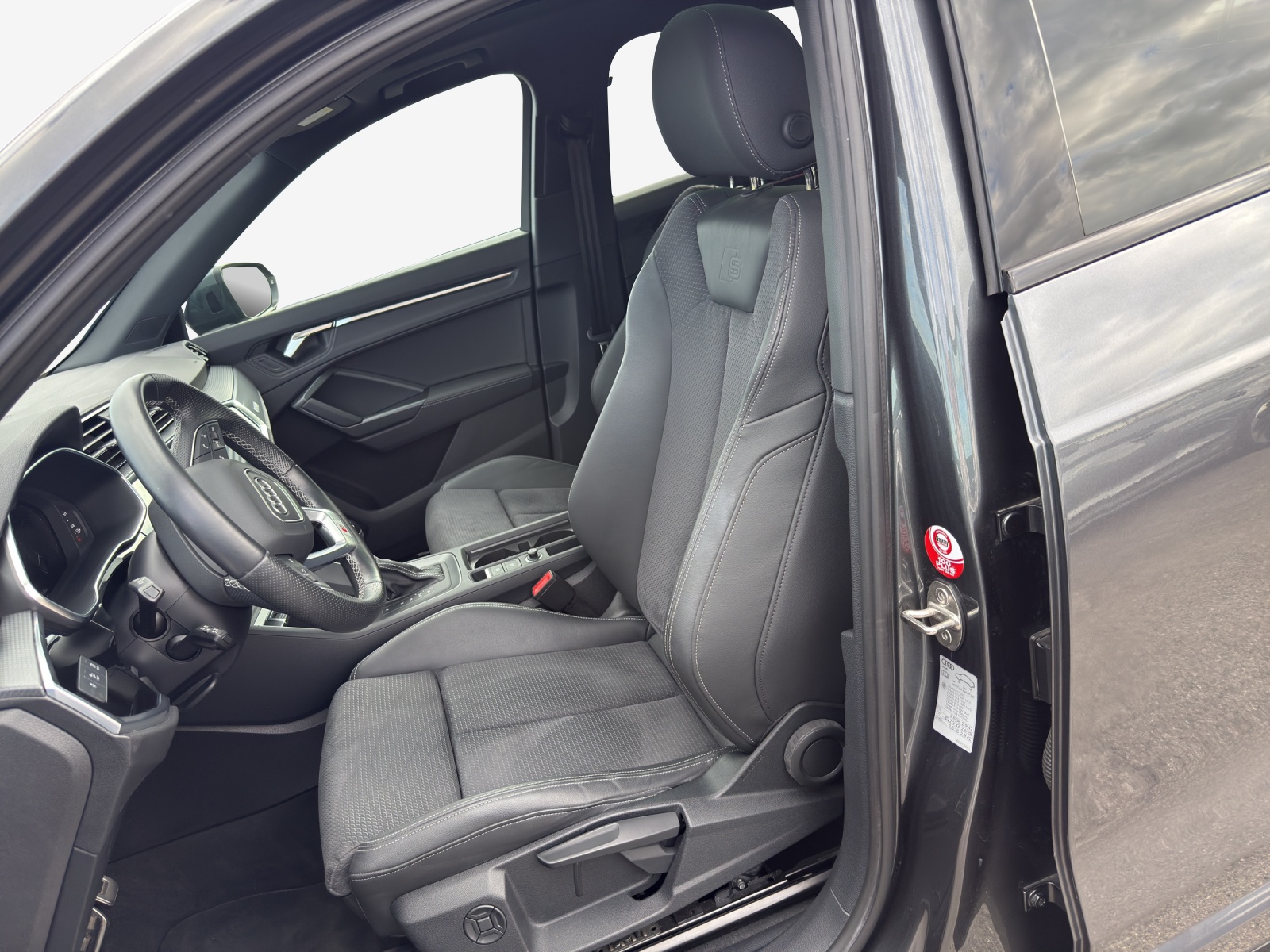 AUDI Q3 45 TFSI e S line S-tronic-image-8