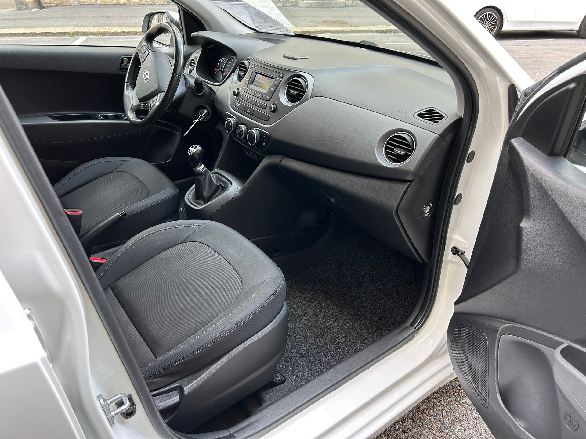 HYUNDAI i10 1.0 Amplia-image-11