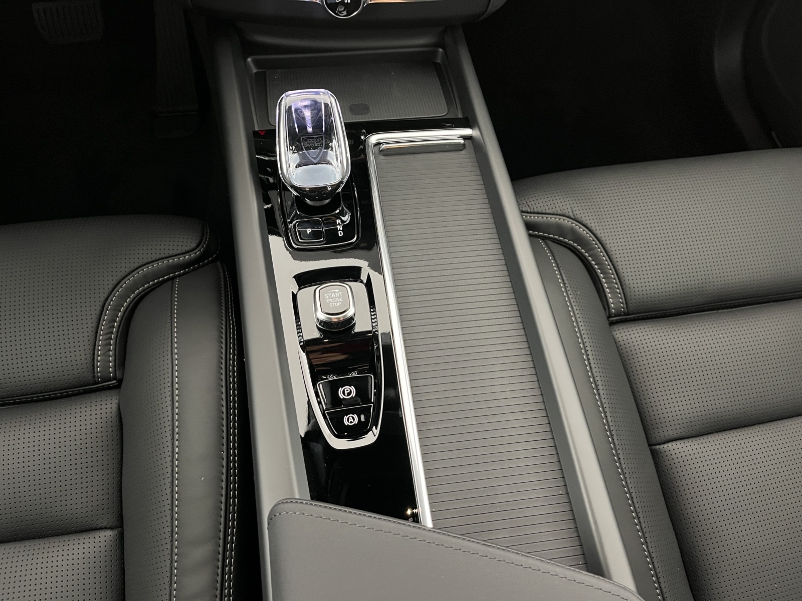 VOLVO XC60 2.0 T6 TE Black Edition eAWD-image-15
