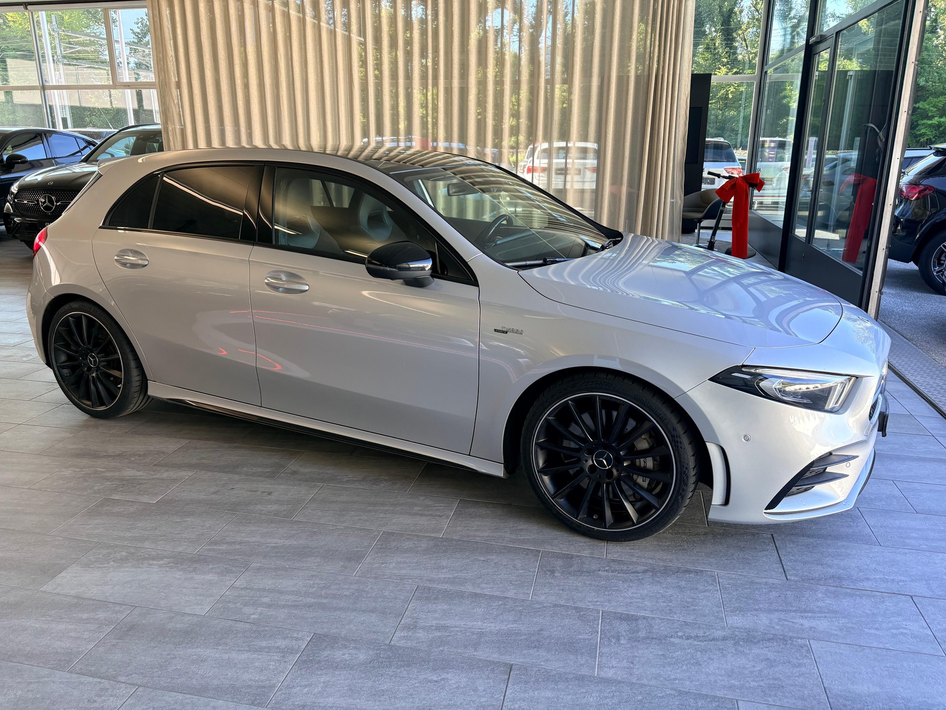 MERCEDES-BENZ A 35 AMG 4matic-showroom-element-2
