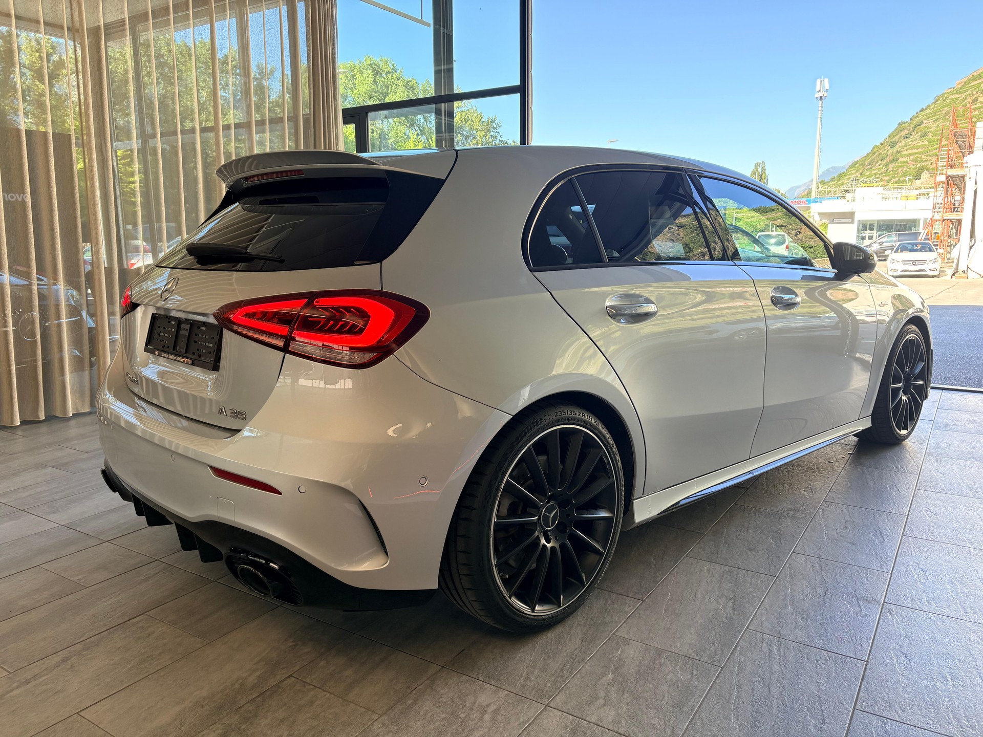 MERCEDES-BENZ A 35 AMG 4matic-showroom-element-3