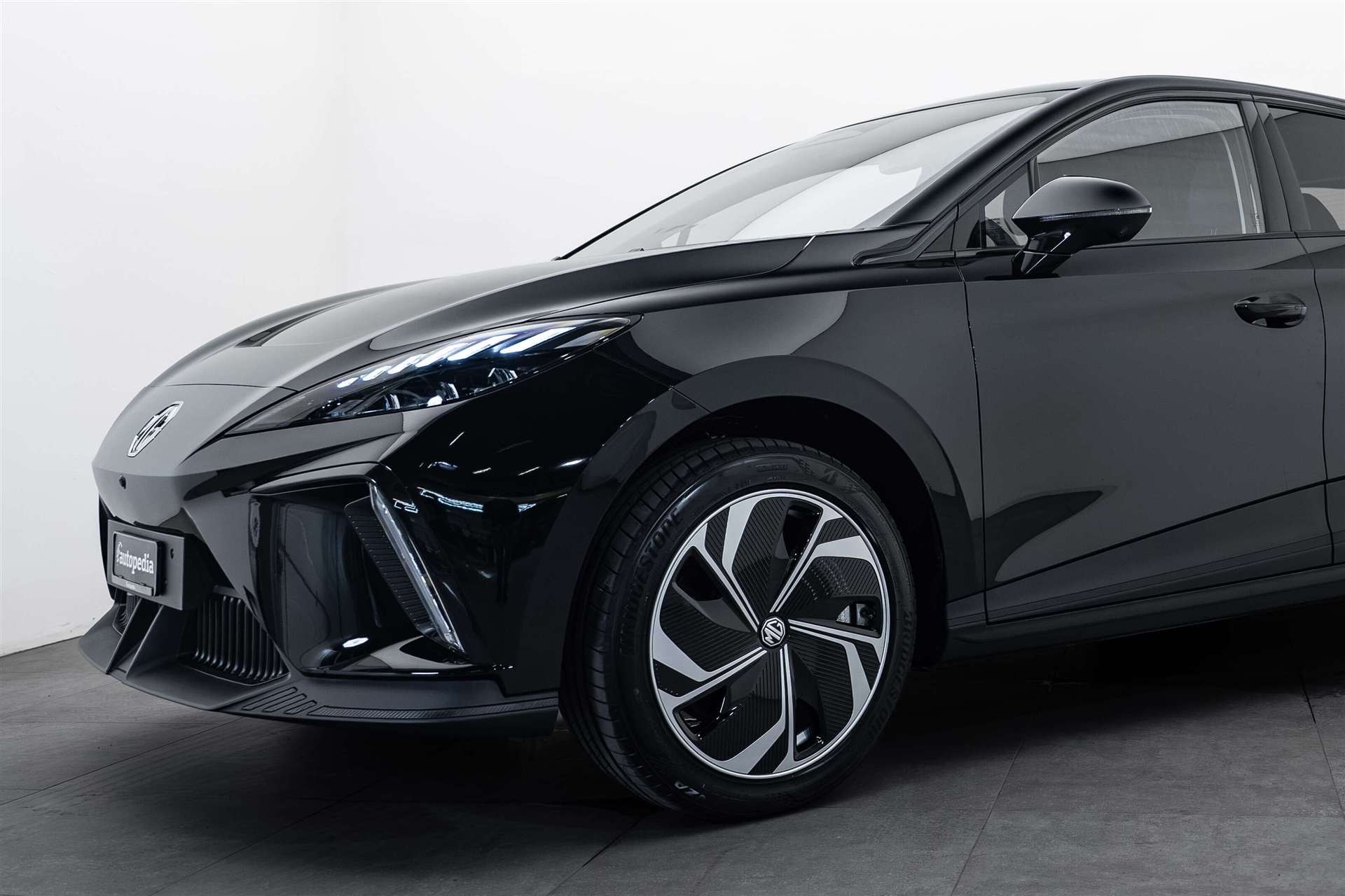 MG MG 4 EV 64kWh Premium Facelift Automat-showroom-element-1