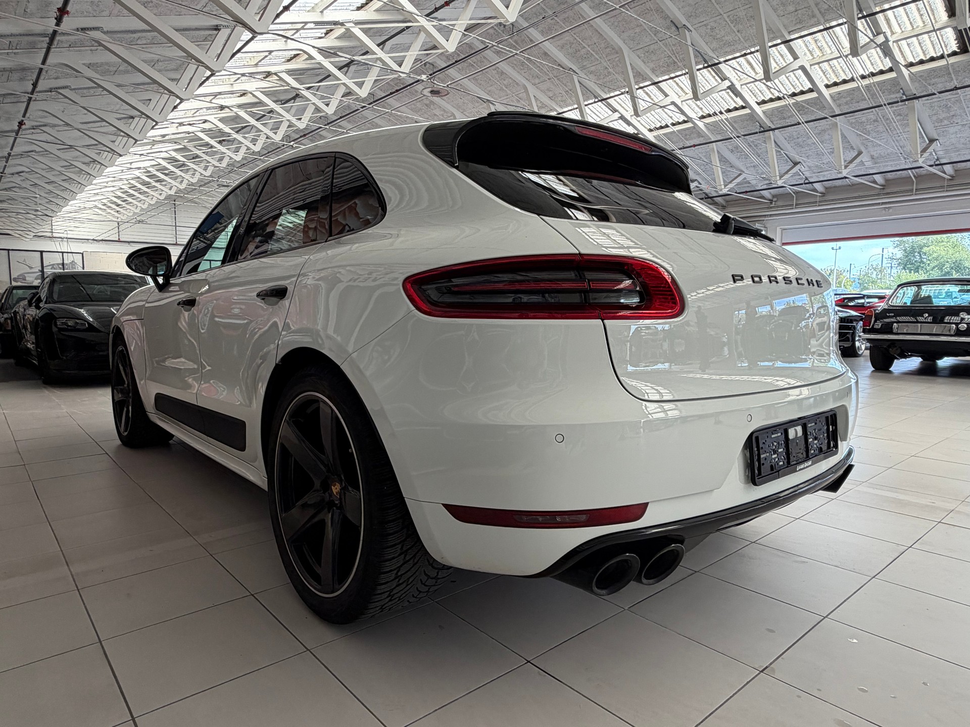 PORSCHE Macan S Diesel PDK-showroom-element-1