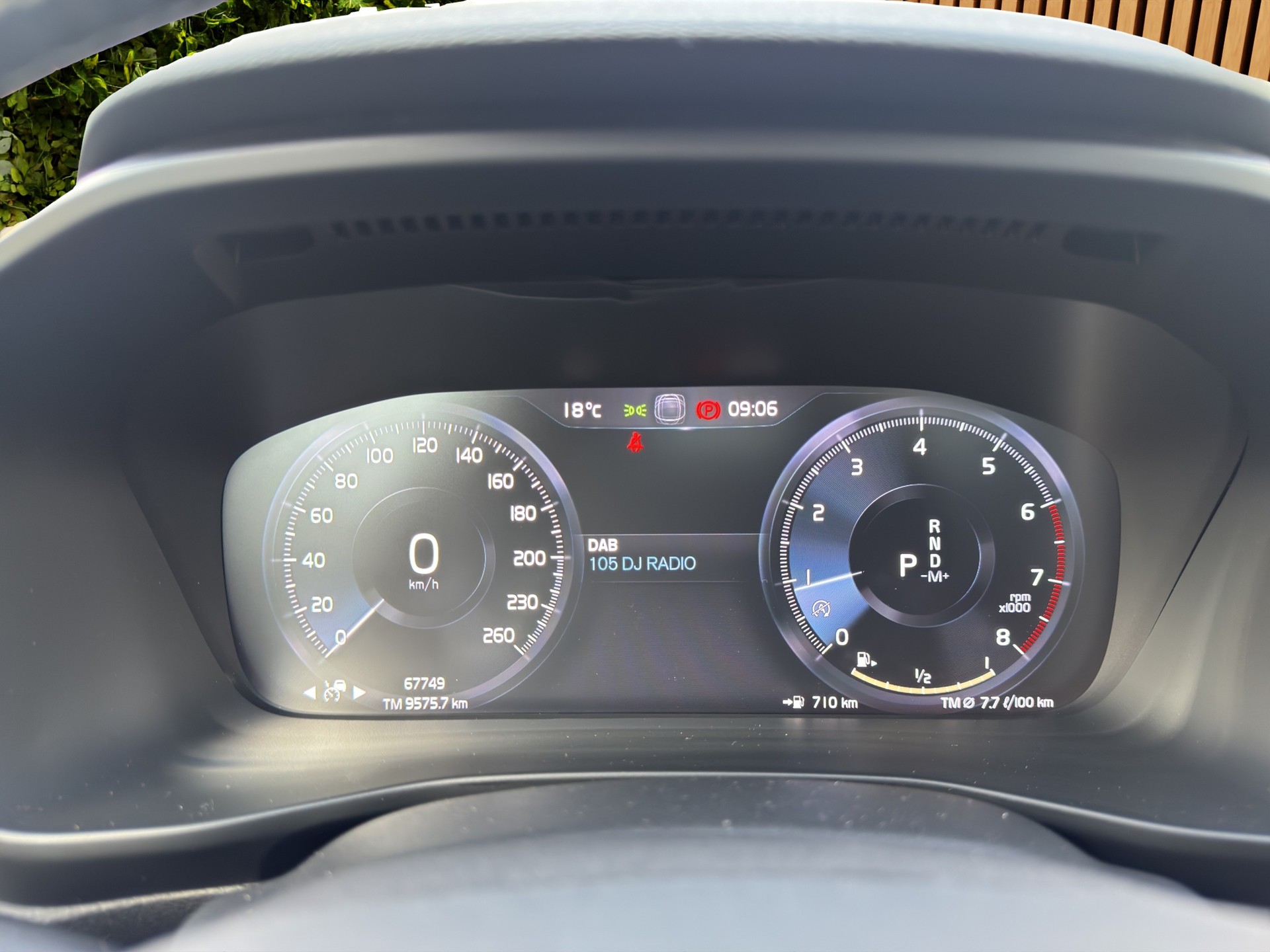 VOLVO XC40 2.0 T4 R-Design-image-11