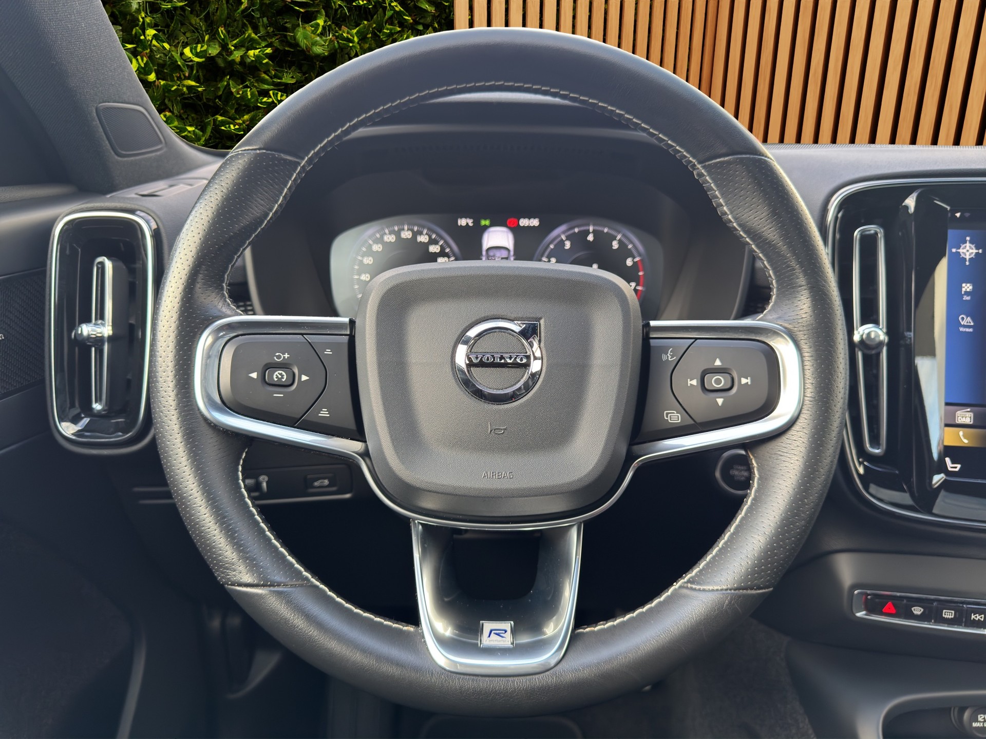 VOLVO XC40 2.0 T4 R-Design-image-9