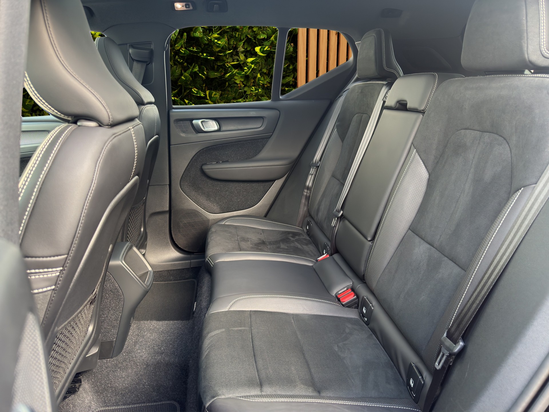 VOLVO XC40 2.0 T4 R-Design-image-13