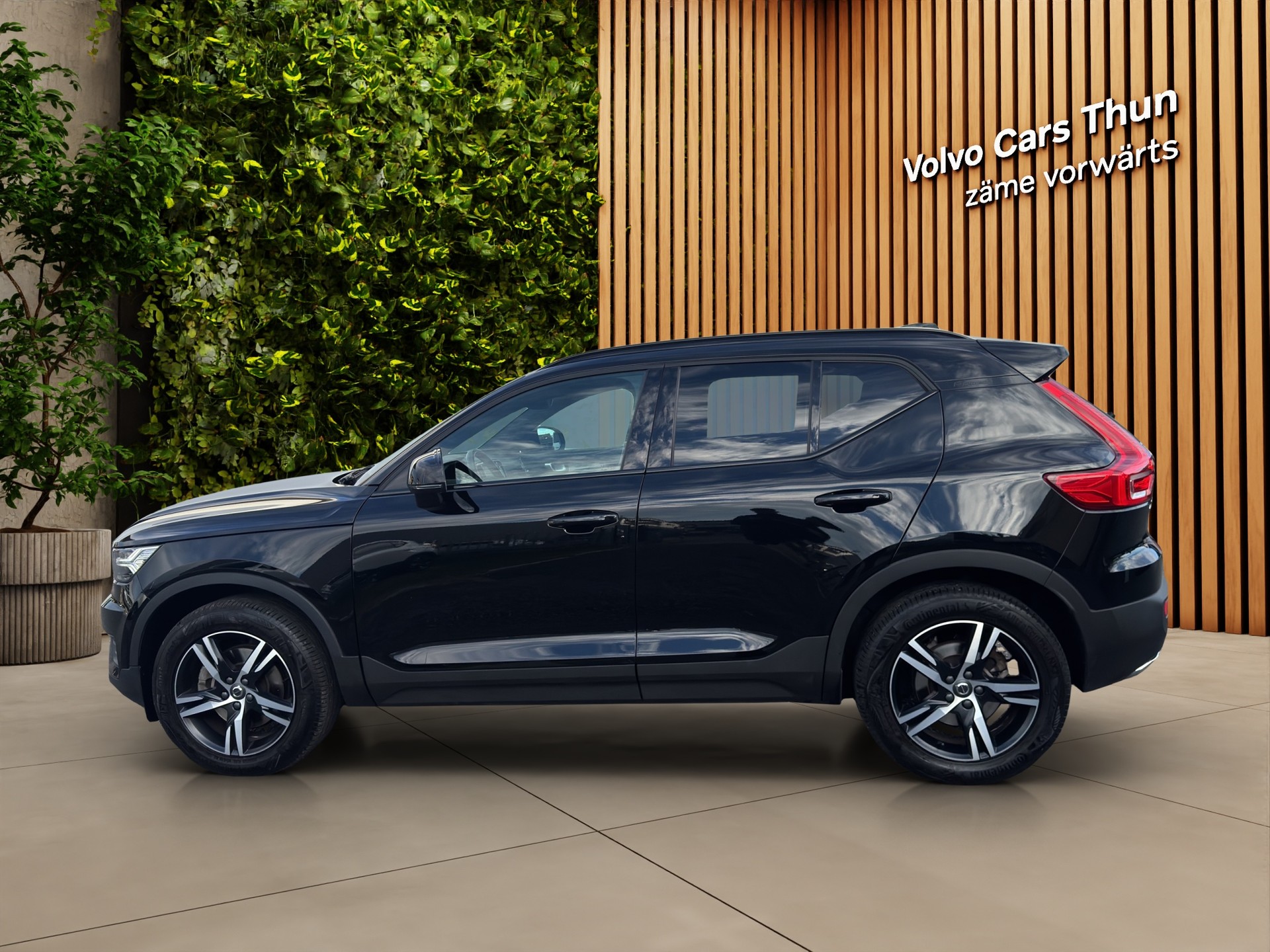 VOLVO XC40 2.0 T4 R-Design-image-4
