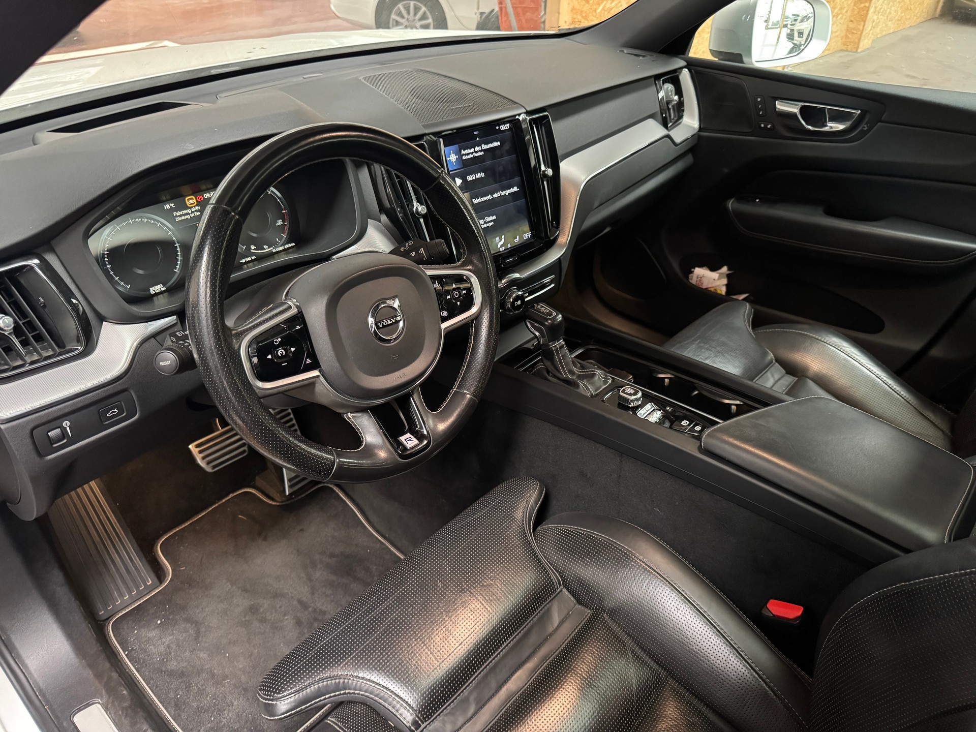 VOLVO XC90 D4 FWD R-Design Geartronic-image-14