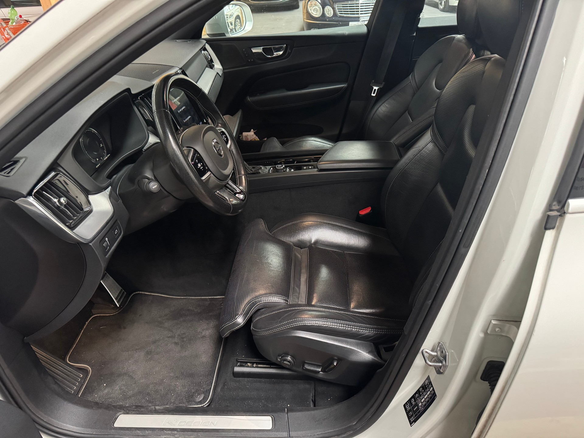 VOLVO XC90 D4 FWD R-Design Geartronic-image-13