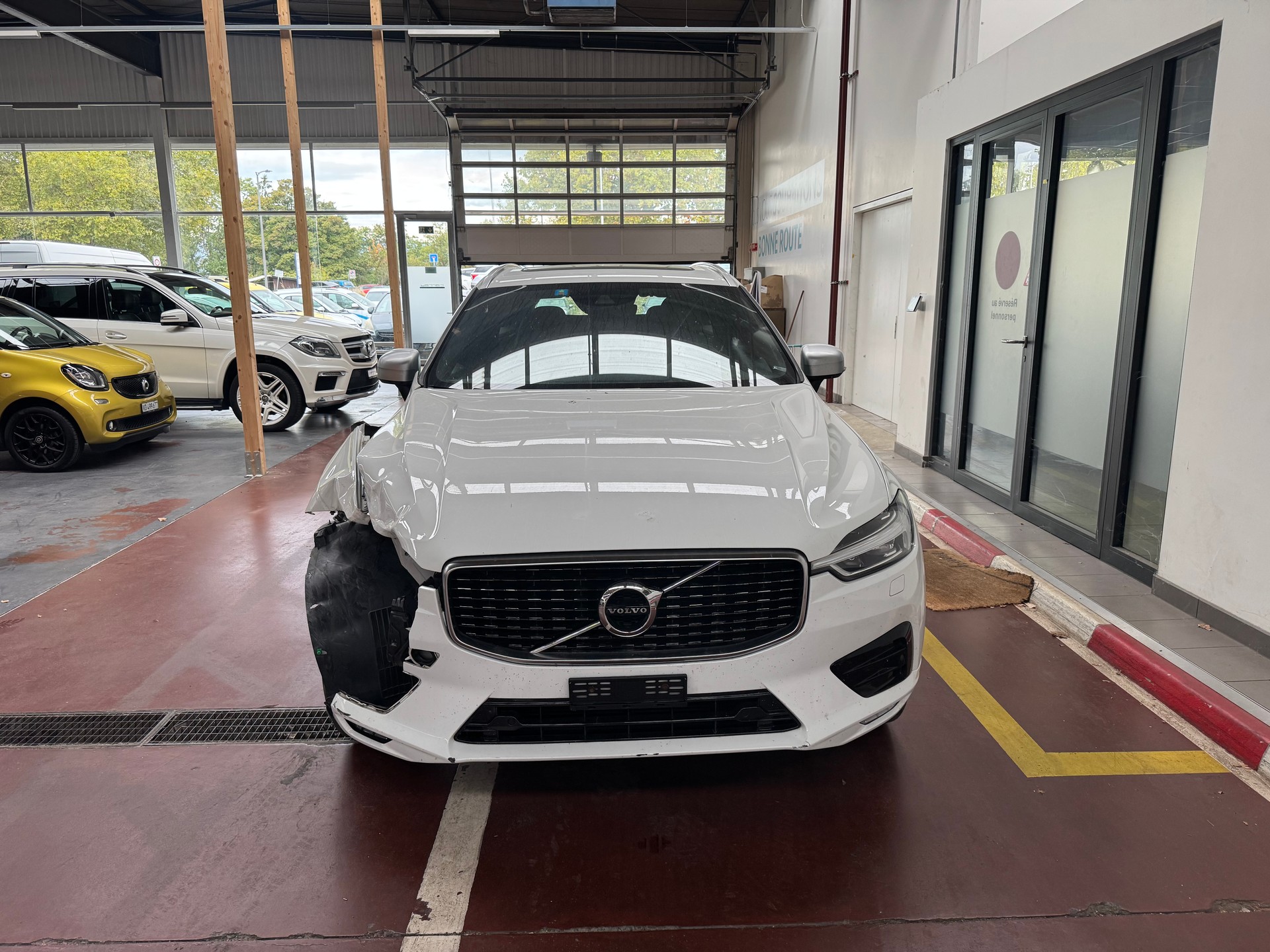 VOLVO XC90 D4 FWD R-Design Geartronic-showroom-element-2