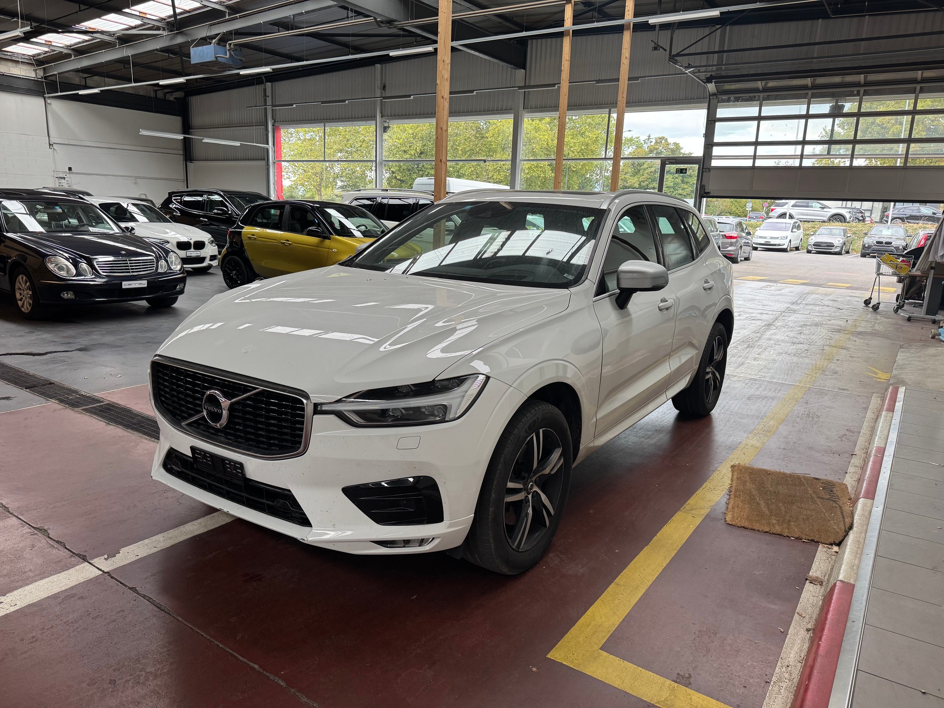 VOLVO XC90 D4 FWD R-Design Geartronic-showroom-element-3