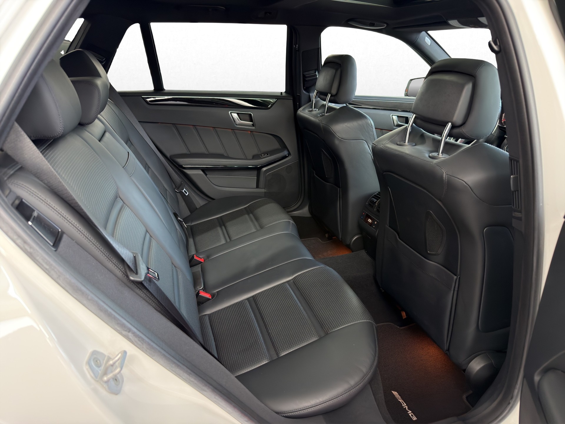 MERCEDES-BENZ E 63 AMG 4Matic Speedshift-image-21