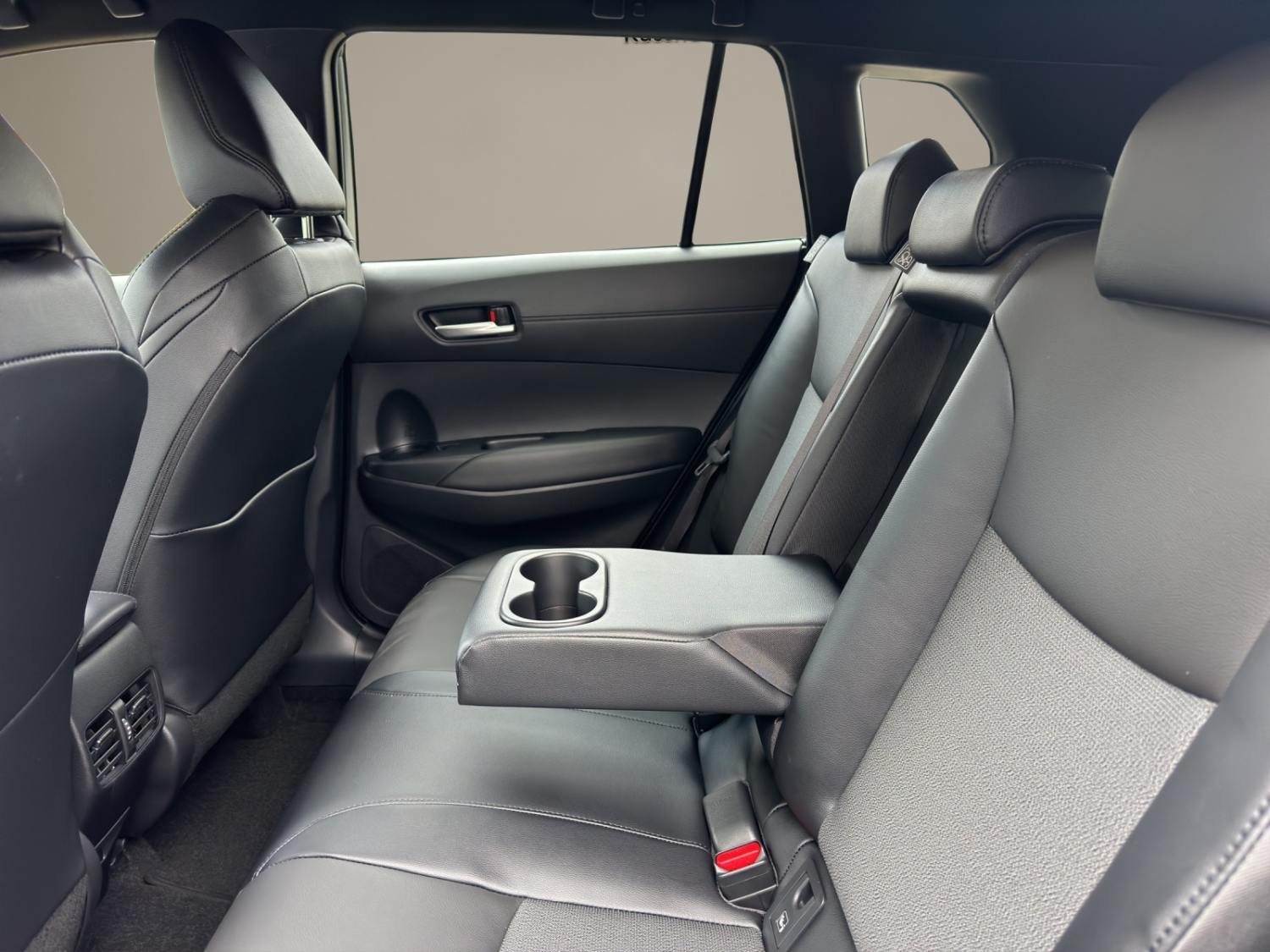 TOYOTA Corolla Cross 2.0 HSD Trend AWD-i-image-9