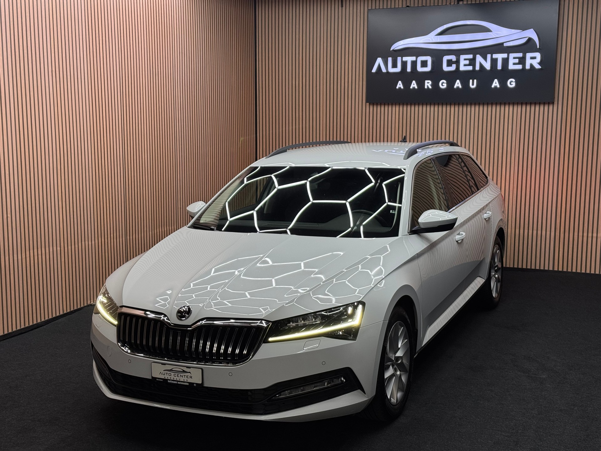 SKODA Superb Combi 2.0 TDI 200 Ambition 4x4 DSG | 1 Jahr Garantie | CH-Fahrzeug | *ab CHF 179.-/ Monat*-showroom-element-2
