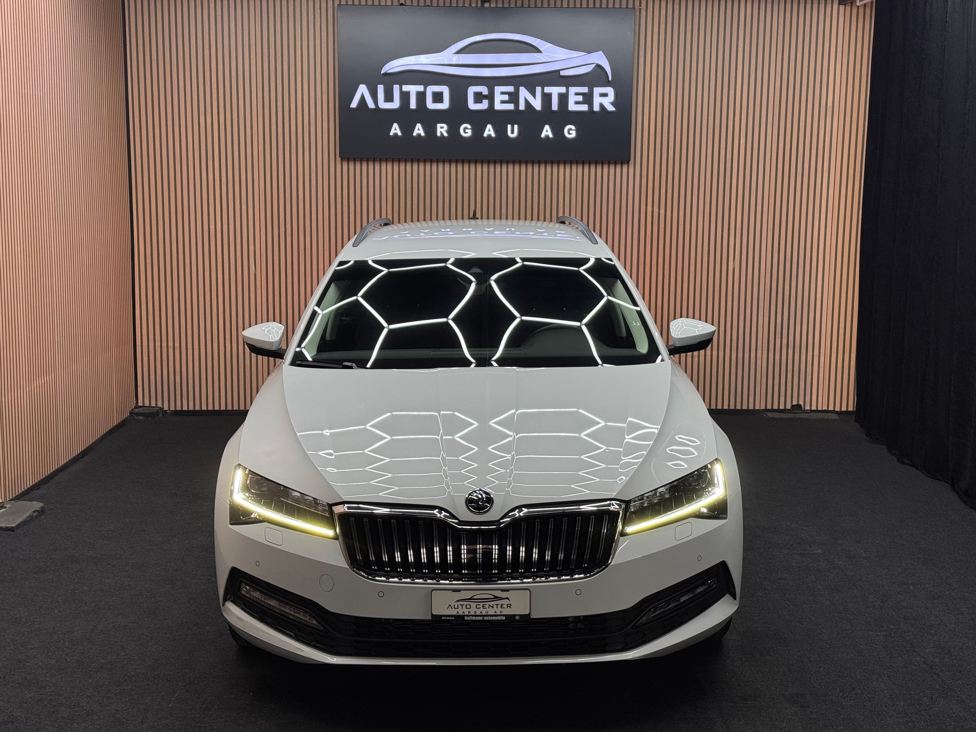 SKODA Superb Combi 2.0 TDI 200 Ambition 4x4 DSG | 1 Jahr Garantie | CH-Fahrzeug | *ab CHF 179.-/ Monat*-showroom-element-1