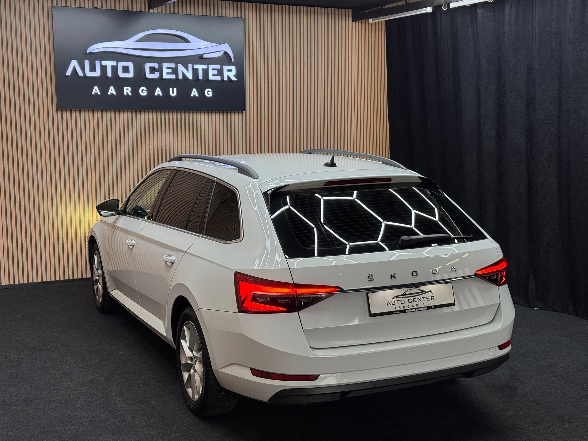 SKODA Superb Combi 2.0 TDI 200 Ambition 4x4 DSG | 1 Jahr Garantie | CH-Fahrzeug | *ab CHF 179.-/ Monat*-showroom-element-3