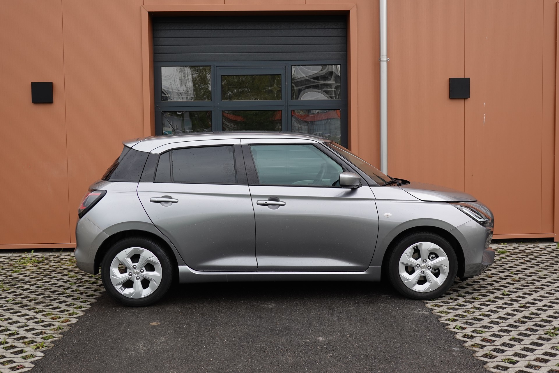 SUZUKI Swift 1.2 Compact+ Hybrid CVT * Tempomat Adapt. * Caméra de recul * Sièges chauffants * Apple Car Play * Aides Conduites"-image-3