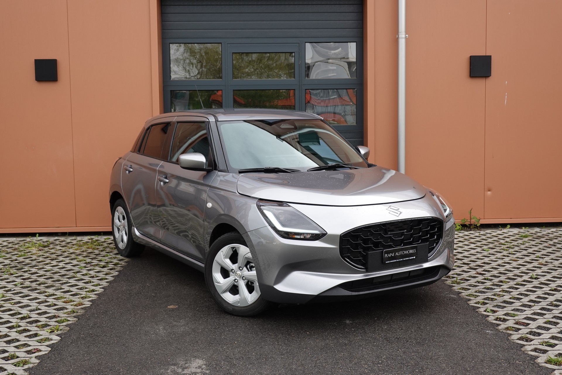 SUZUKI Swift 1.2 Compact+ Hybrid CVT * Tempomat Adapt. * Caméra de recul * Sièges chauffants * Apple Car Play * Aides Conduites"-image-0