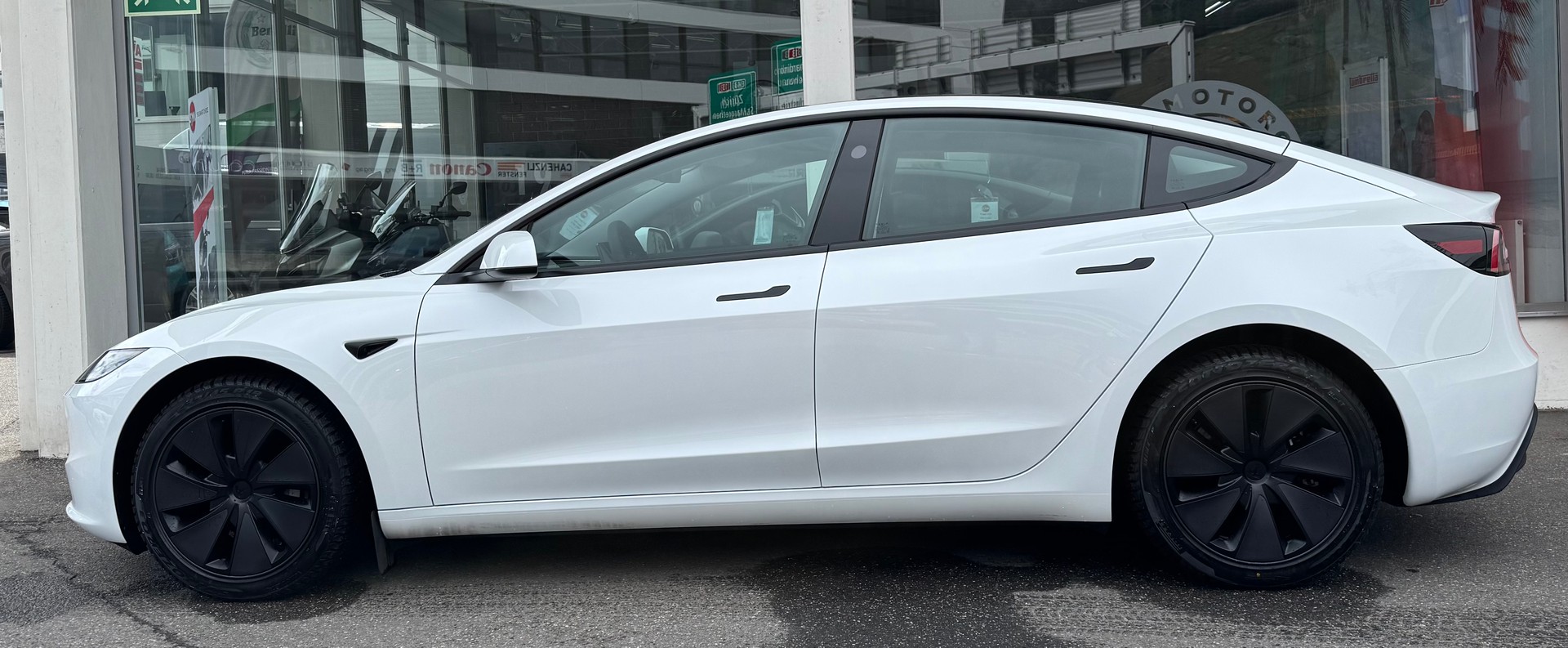 TESLA Model 3 Long Range Dual Motor AWD-showroom-element-2