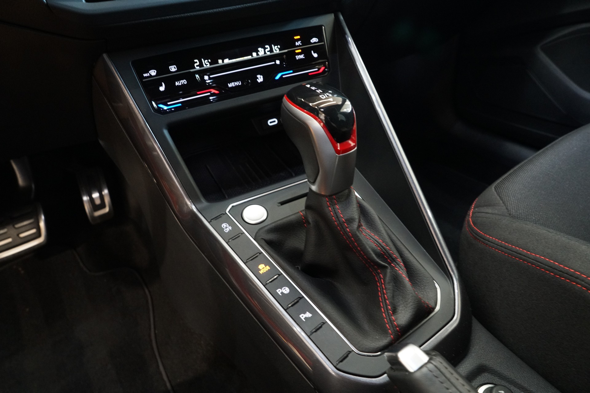 VW Polo 2.0 TSI GTI DSG Kings Red Metallic-image-17