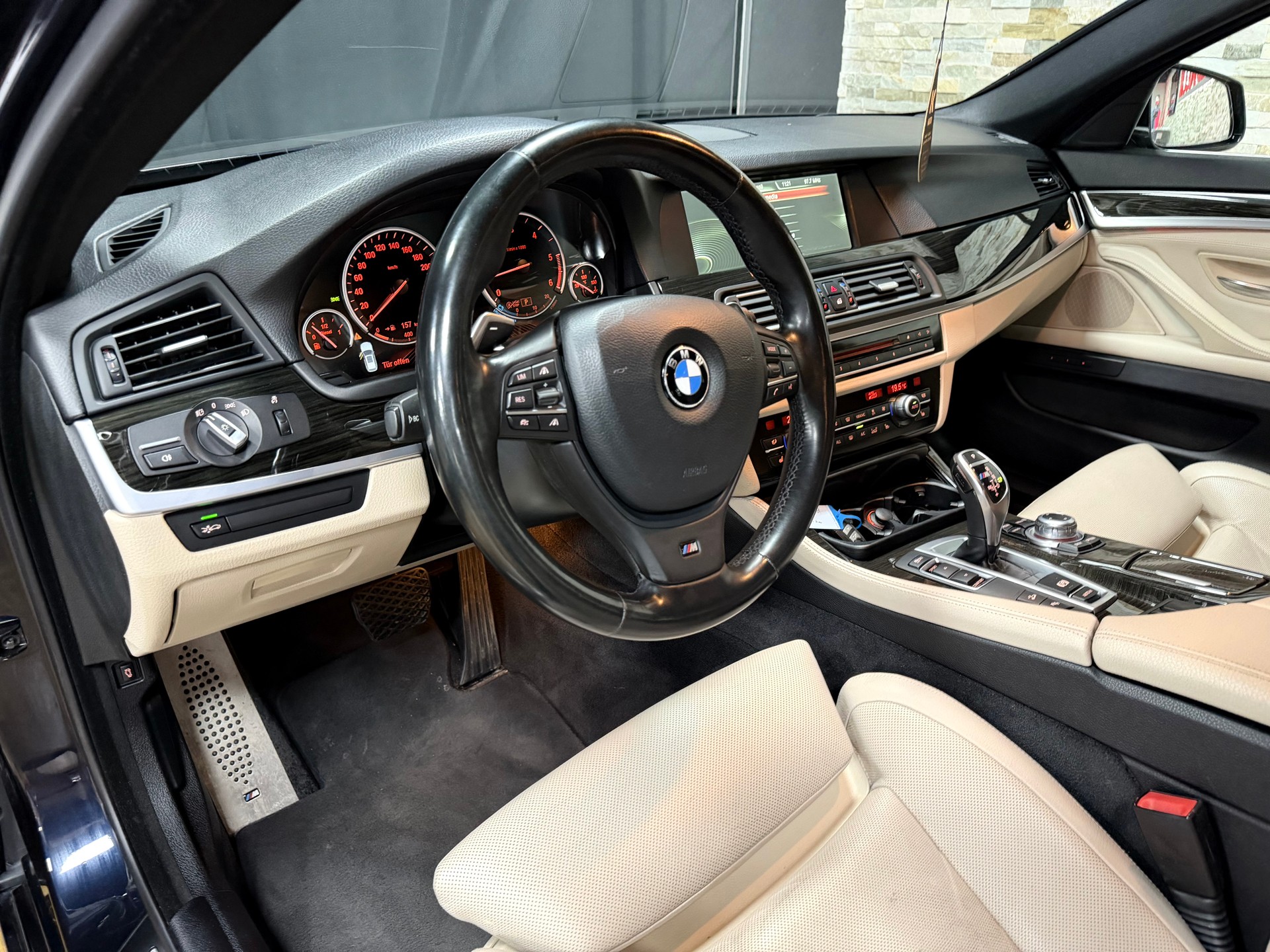 BMW M550d xDrive Touring Steptronic-image-12