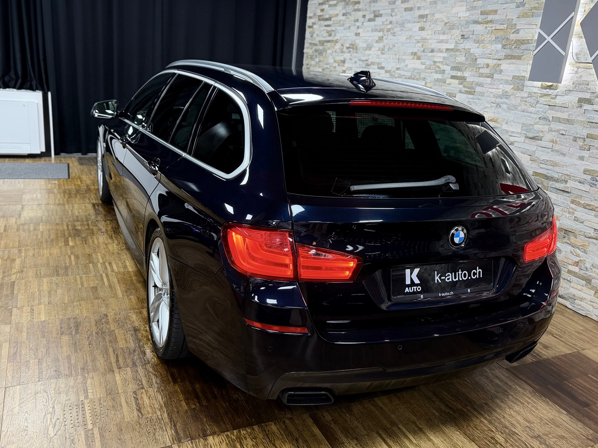 BMW M550d xDrive Touring Steptronic-showroom-element-2
