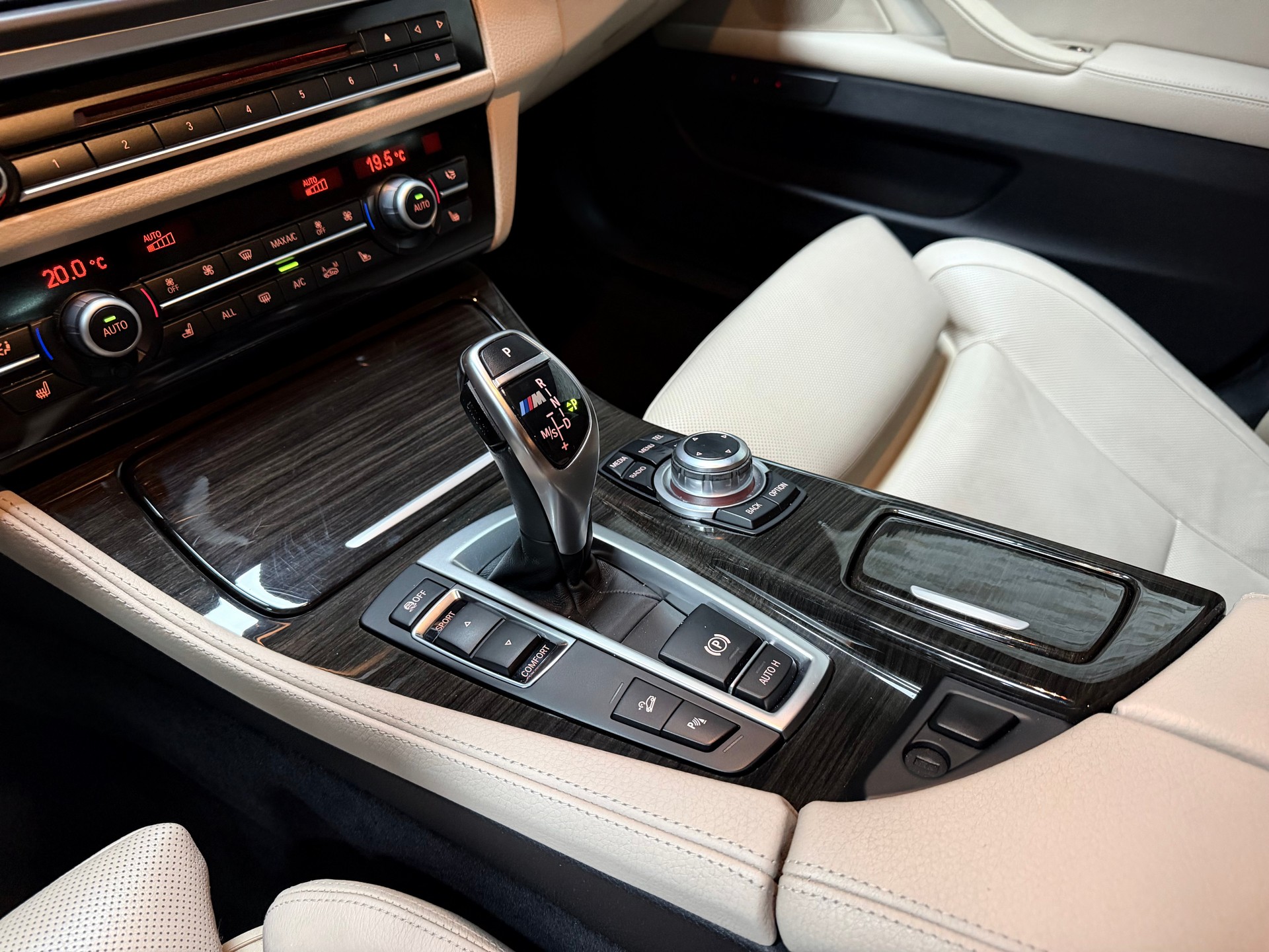 BMW M550d xDrive Touring Steptronic-image-16