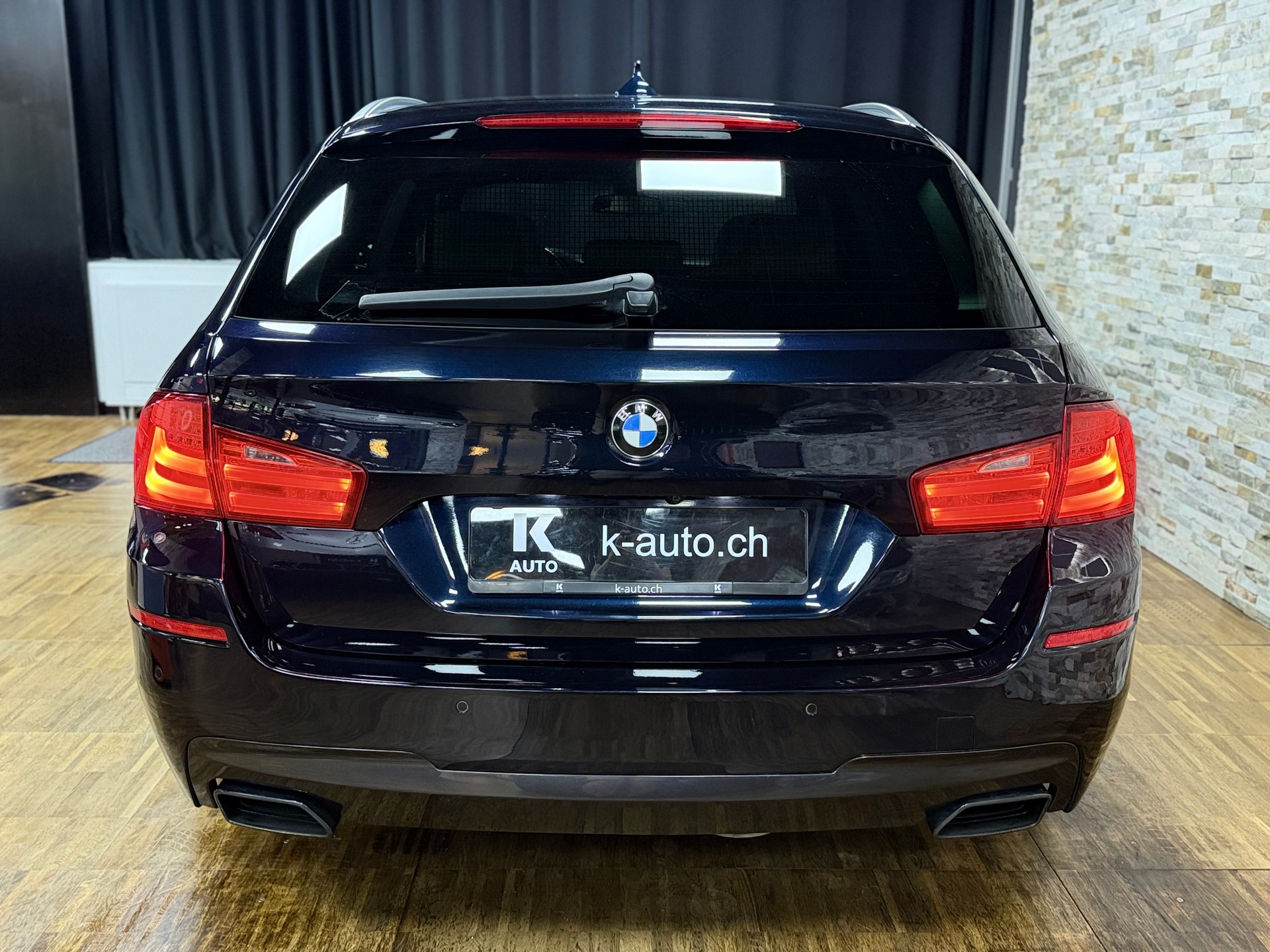 BMW M550d xDrive Touring Steptronic-showroom-element-3