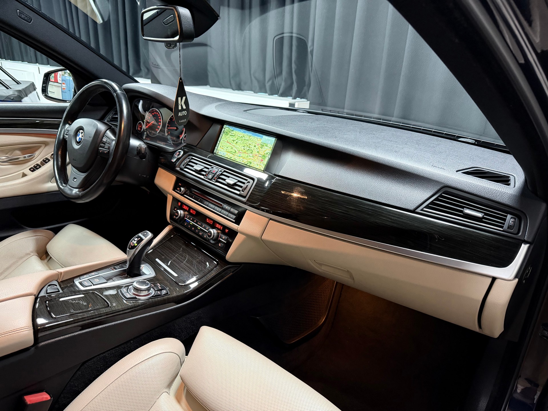 BMW M550d xDrive Touring Steptronic-image-25