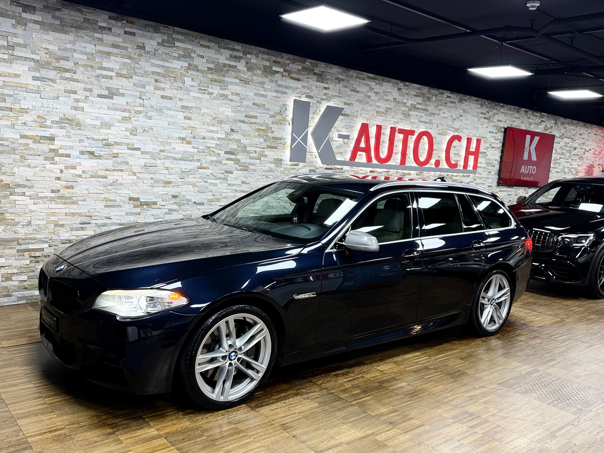 BMW M550d xDrive Touring Steptronic-showroom-element-1