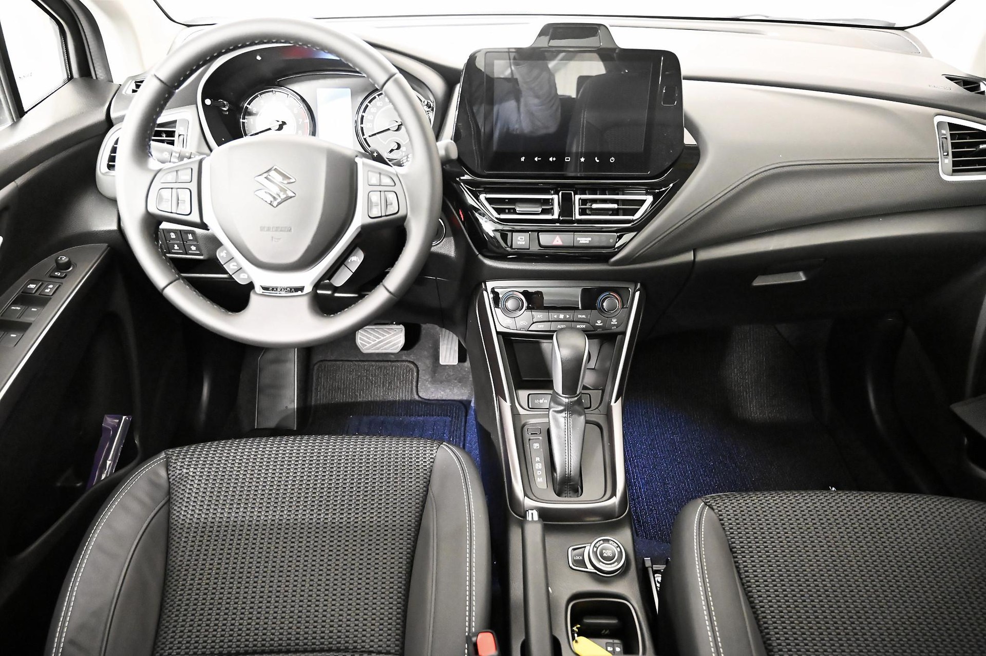 SUZUKI S-Cross 1.4 T Sakura Top Hybrid 4x4-image-13