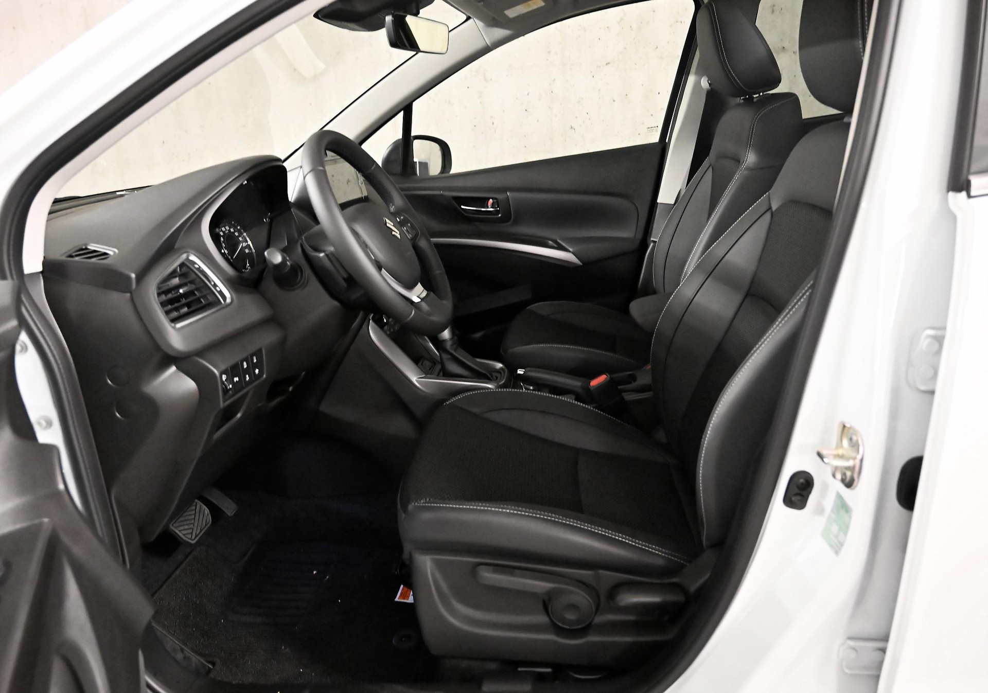 SUZUKI S-Cross 1.4 T Sakura Top Hybrid 4x4-image-11