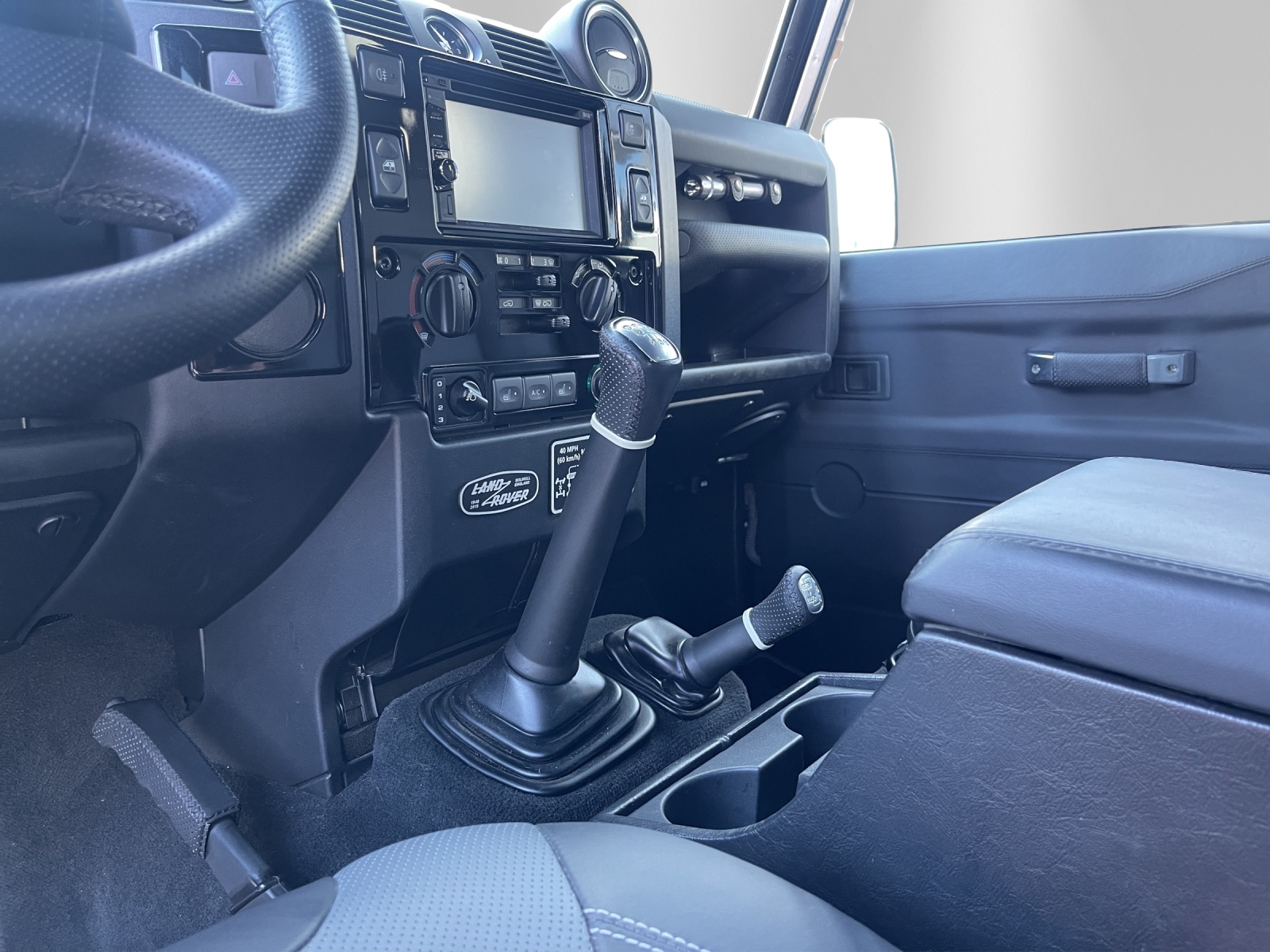 LAND ROVER Defender 110 2.2 TD4 Station Wagon Adventure-image-10