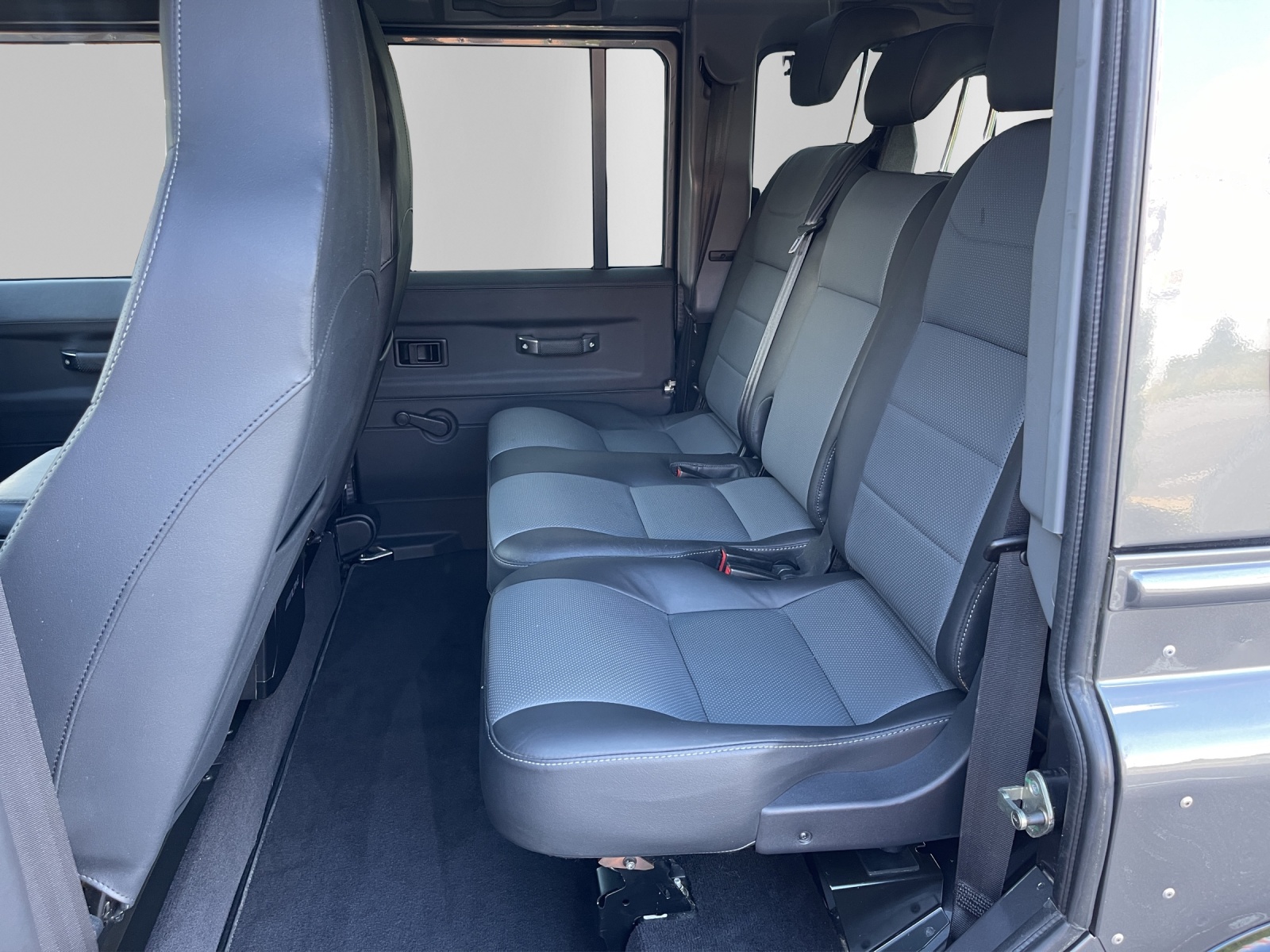 LAND ROVER Defender 110 2.2 TD4 Station Wagon Adventure-image-12