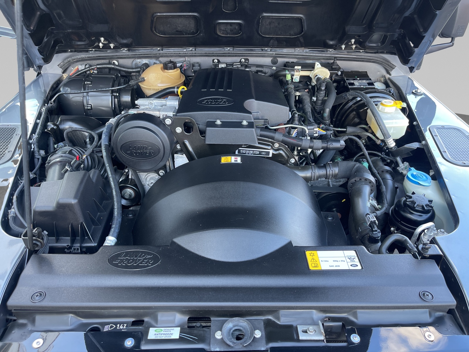 LAND ROVER Defender 110 2.2 TD4 Station Wagon Adventure-image-13